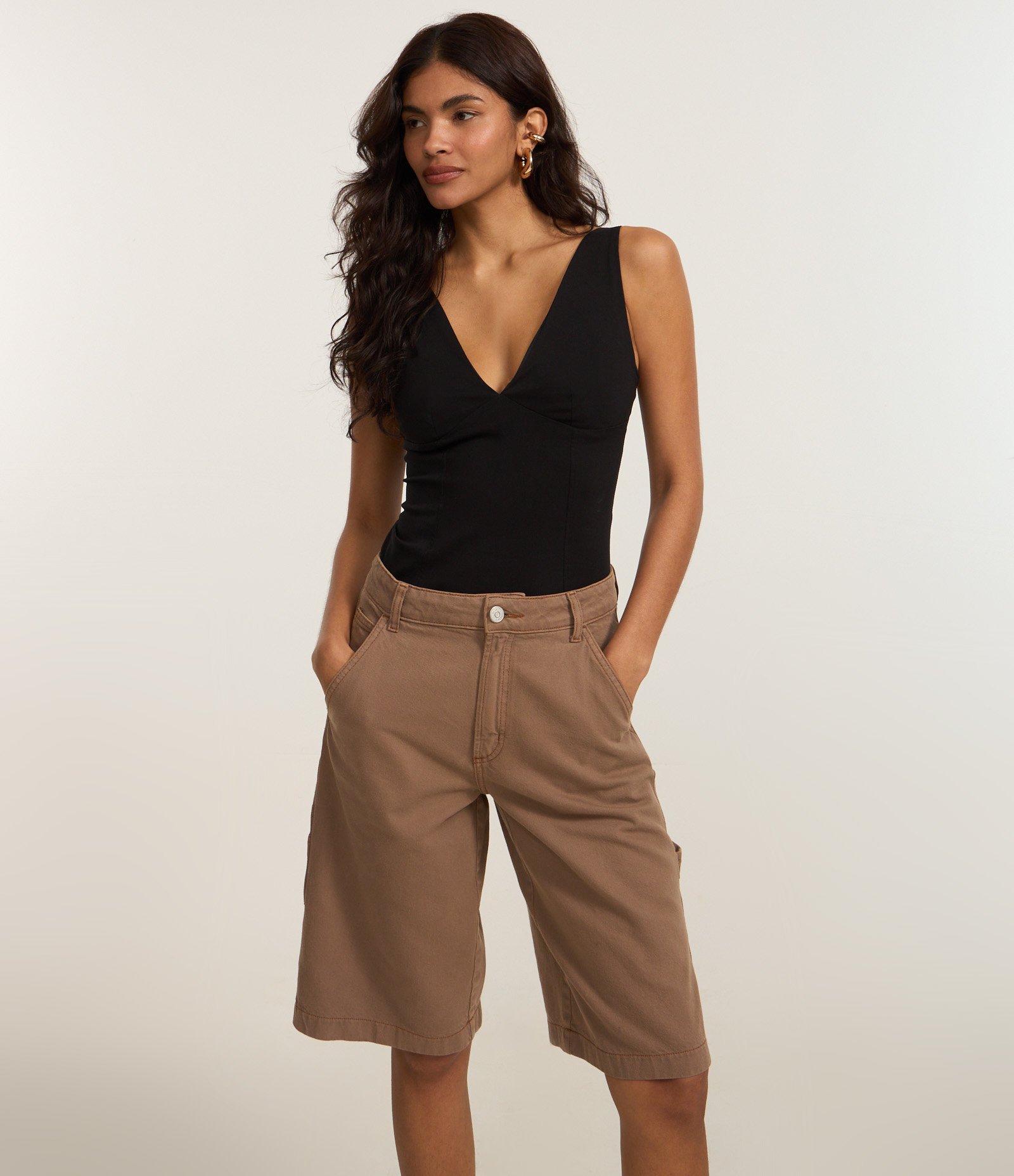 Bermuda em Sarja com Bolso Carpinteiro Marrom 2