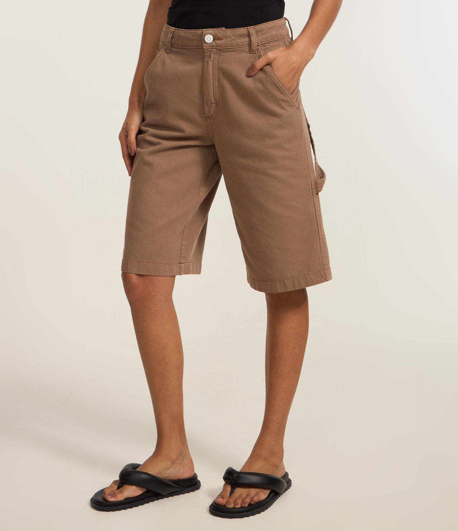 Bermuda em Sarja com Bolso Carpinteiro Marrom 3