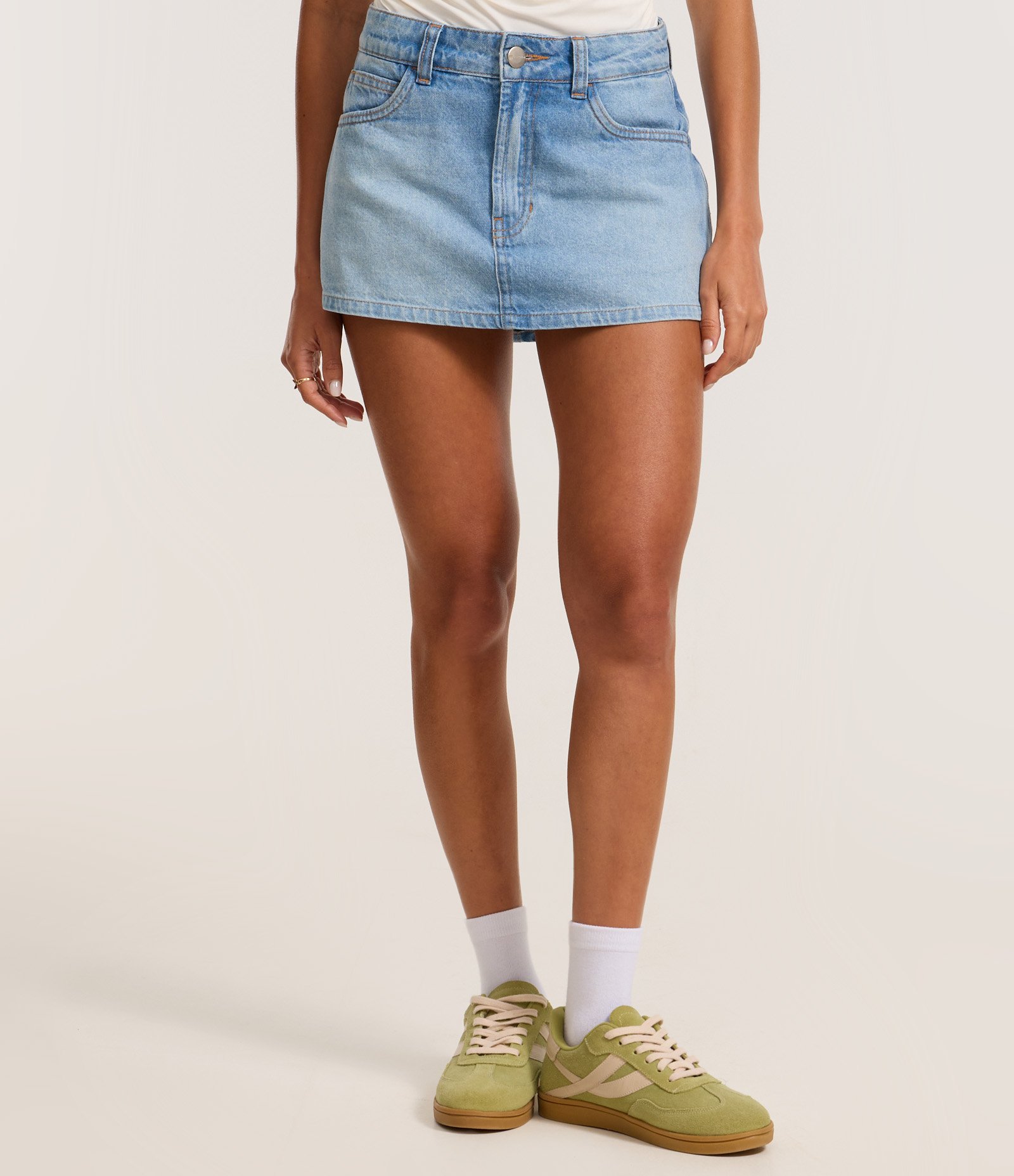 Short Saia Curto em Jeans com Cintura Baixa Claro 3