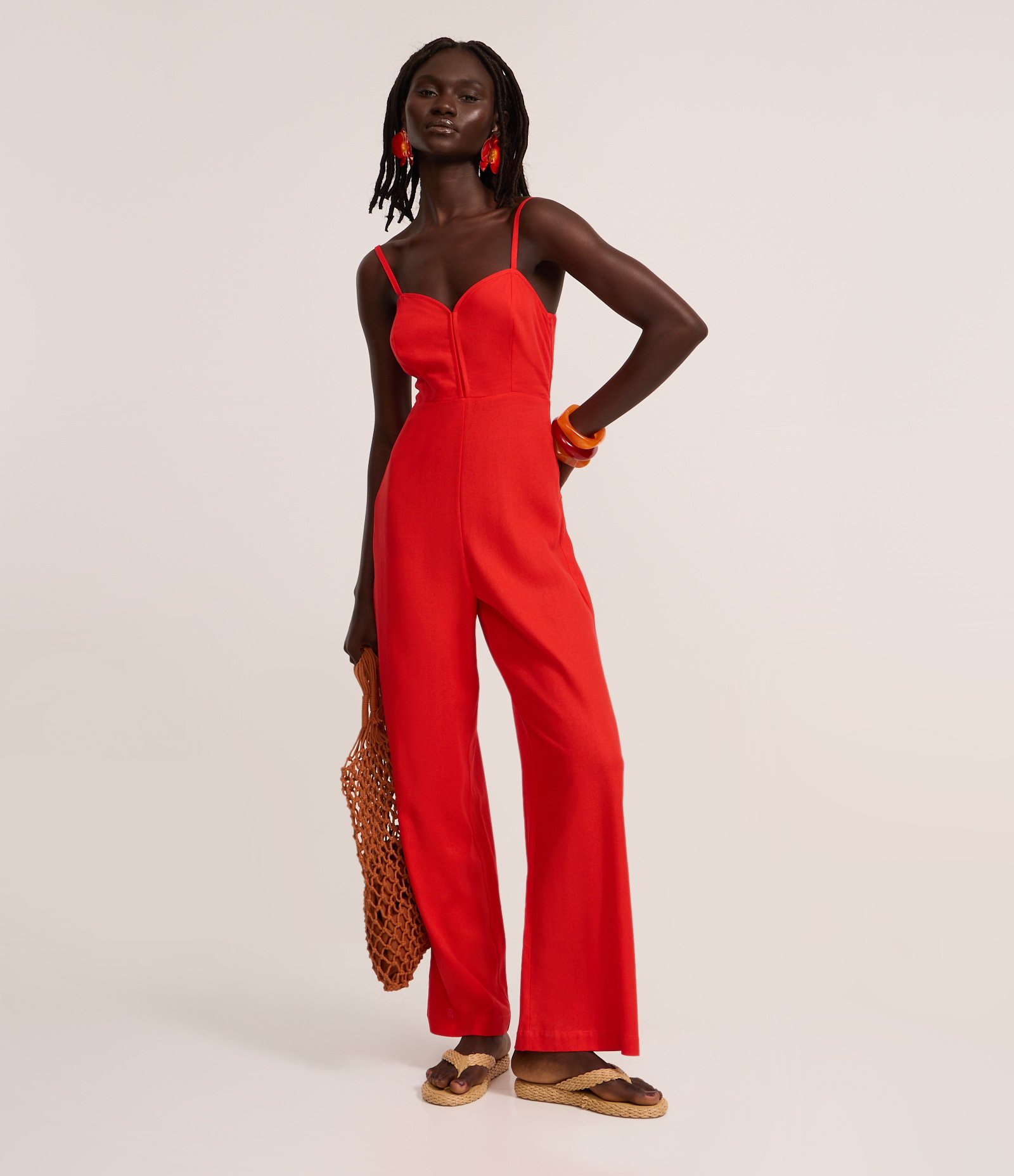 Macacão de Alça em Viscolinho com Decote Coração Vermelho 1