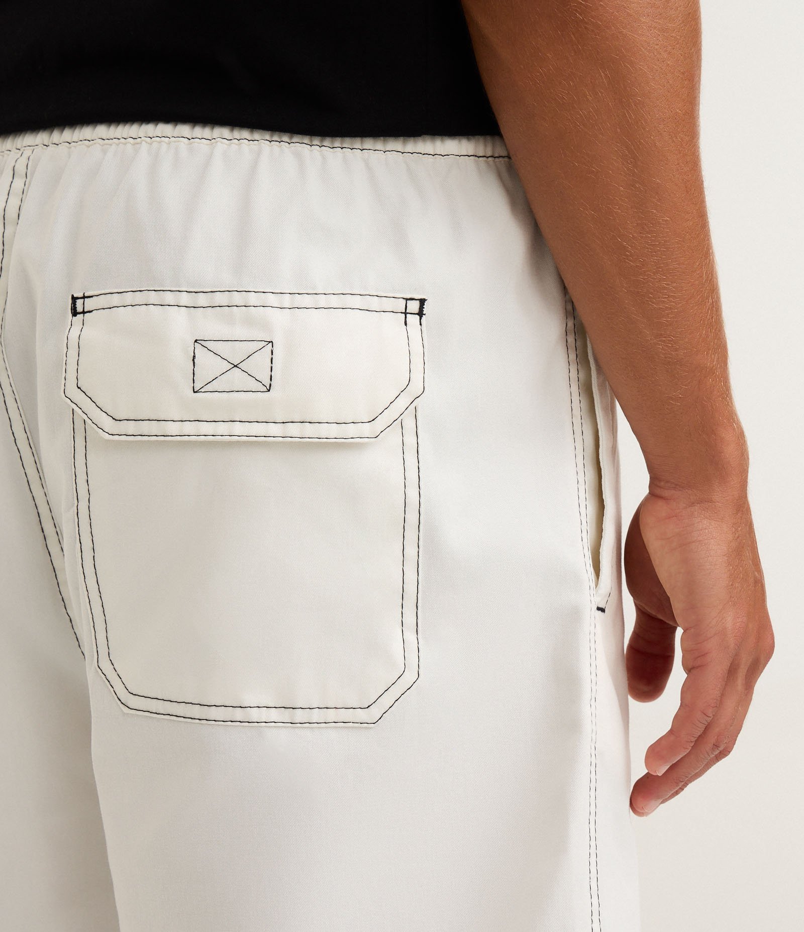 Bermuda em Sarja com Bolso e Cós Elástico Branco 4
