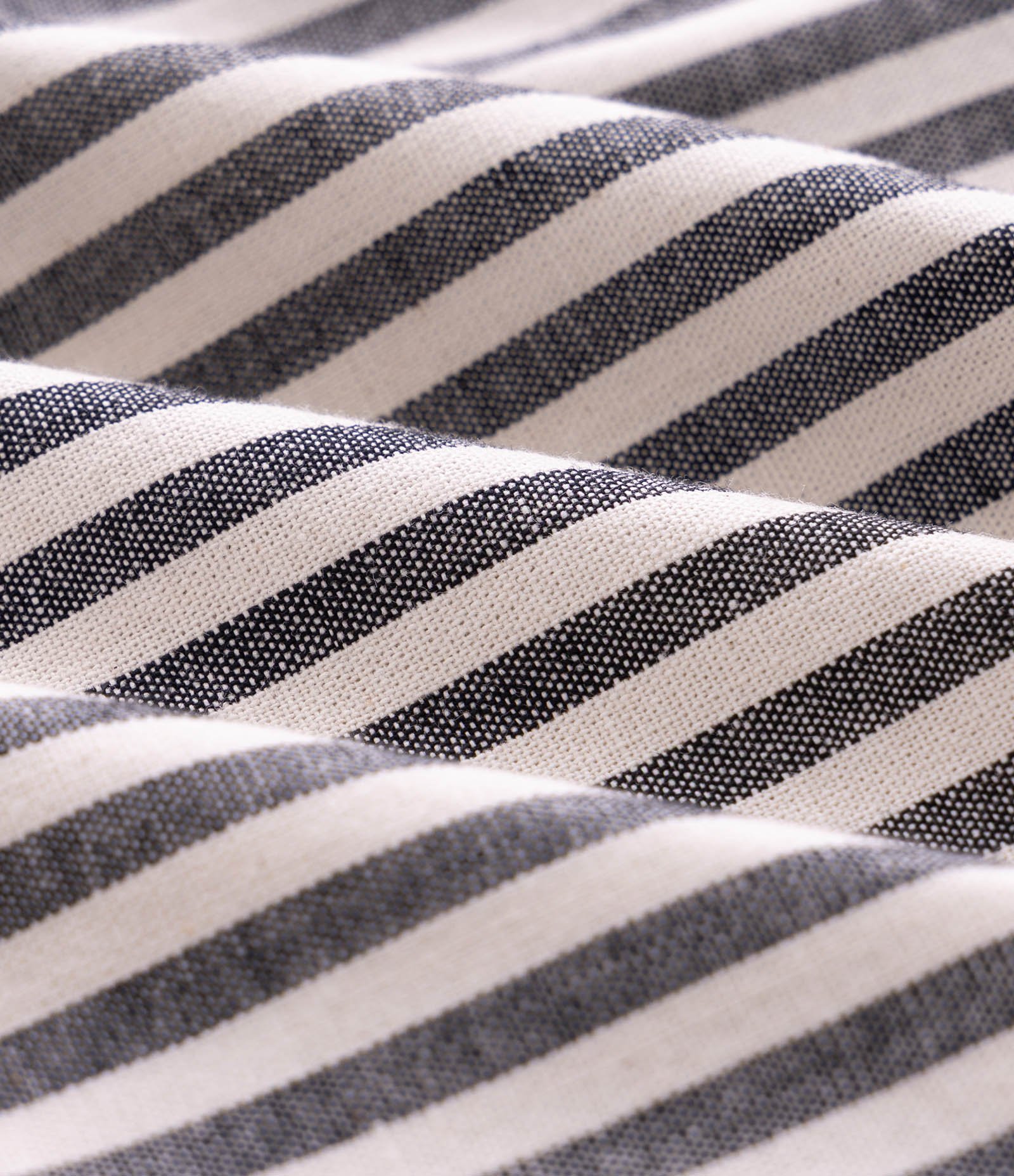 Bermuda em Sarja com Cós Elástico e Listras Preto 3