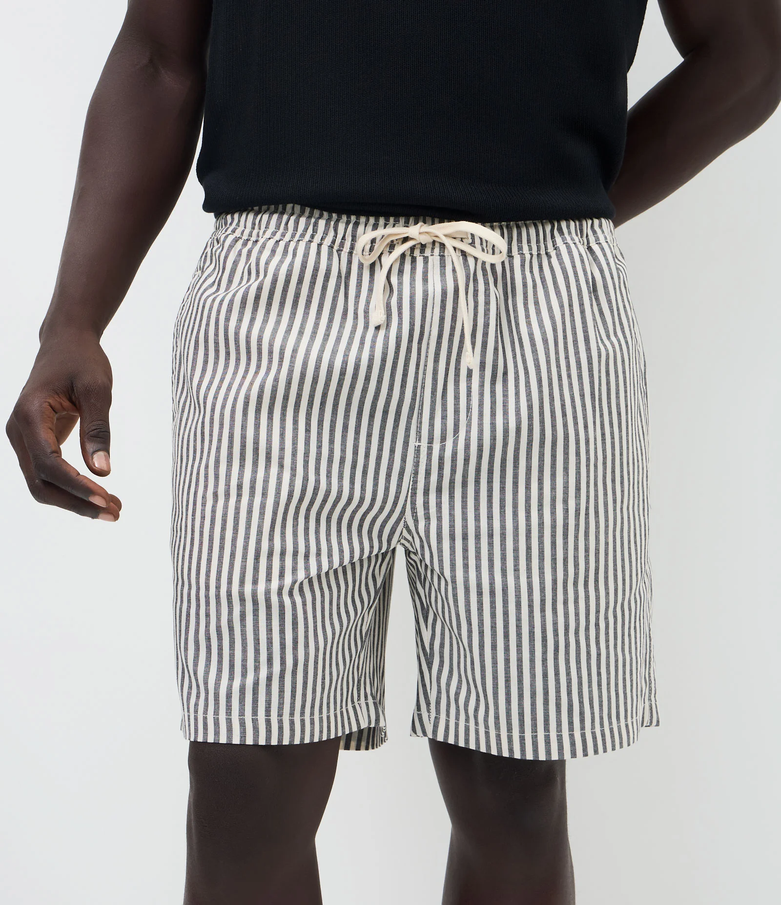 Bermuda em Sarja com Cós Elástico e Listras Preto 2