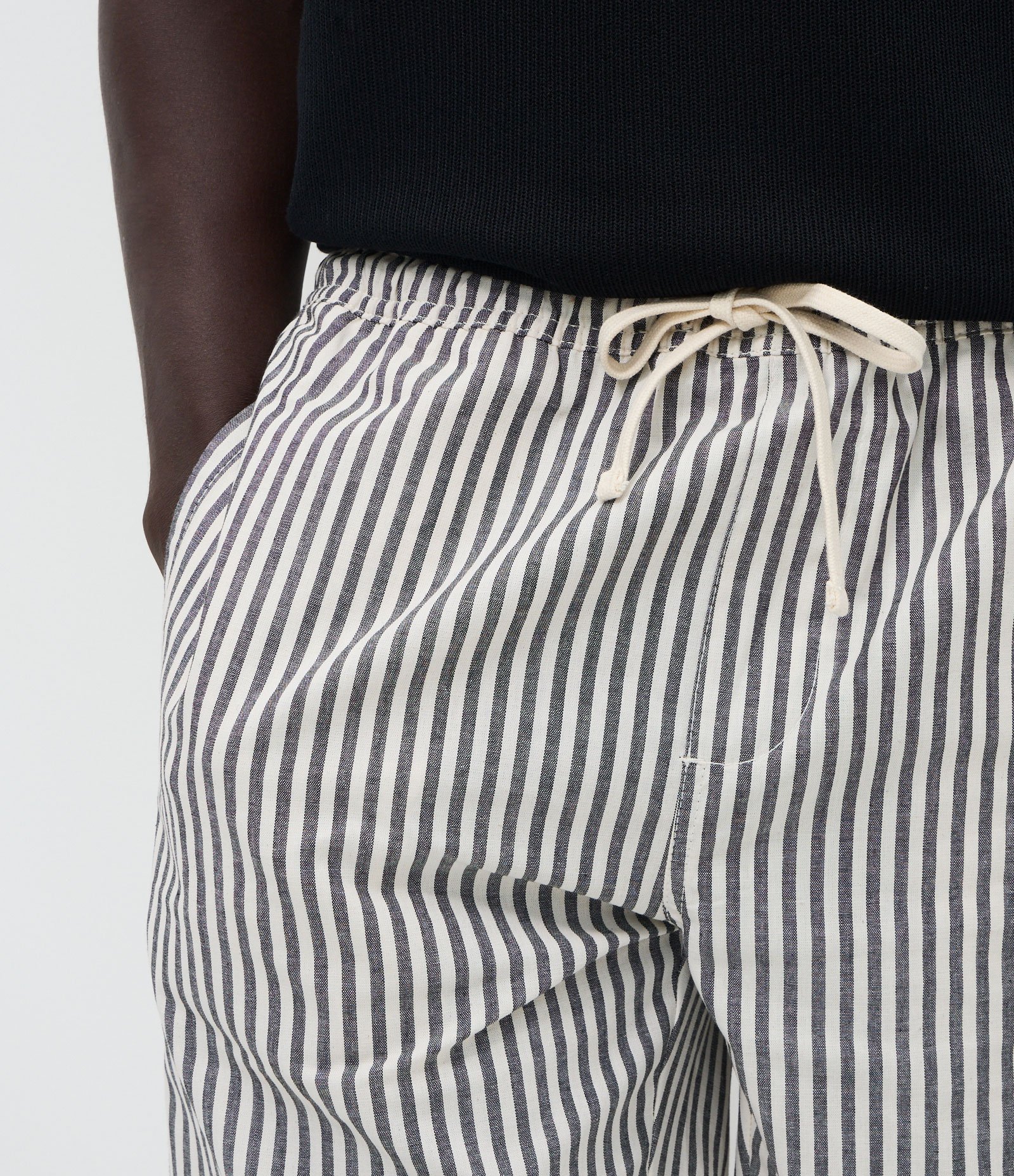 Bermuda em Sarja com Cós Elástico e Listras Preto 3