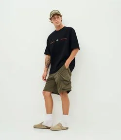 Bermuda Baggy Cropped em Microfibra com Bolsos Cargo Pockets