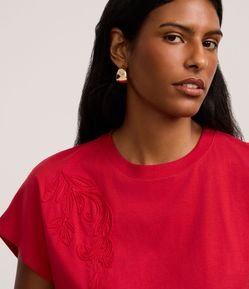Blusa Slim em Viscose com Bordado Folhagem