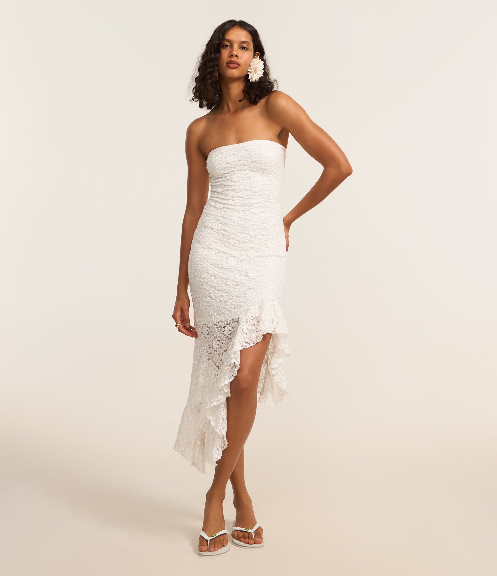 Vestido Tomara que Caia em Renda com Babado Assimétrico Branco 1