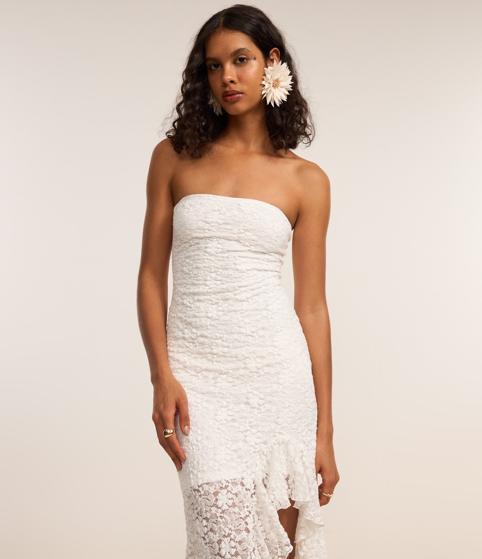 Vestido Tomara que Caia em Renda com Babado Assimétrico Branco 2