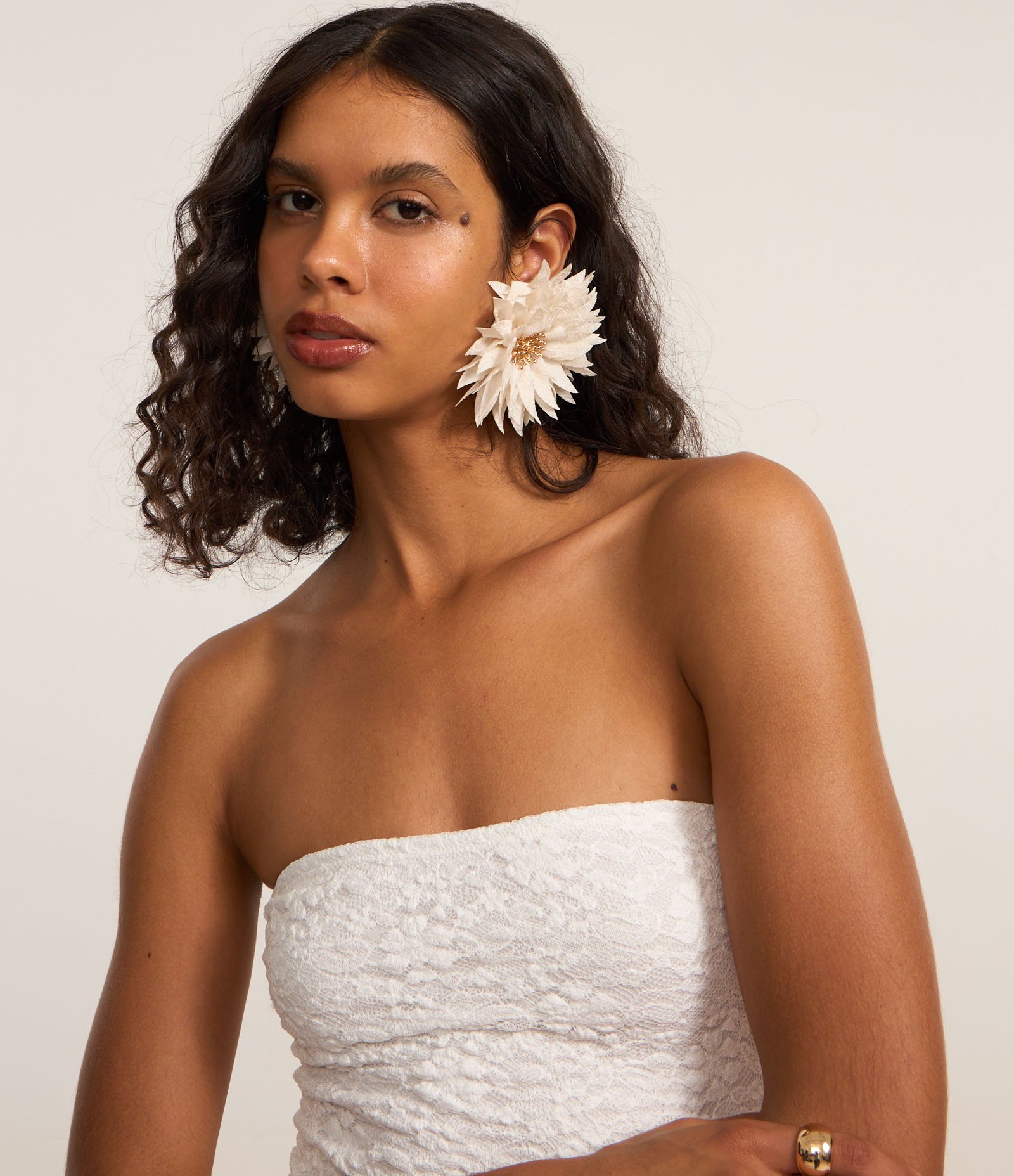 Vestido Tomara que Caia em Renda com Babado Assimétrico Branco 3