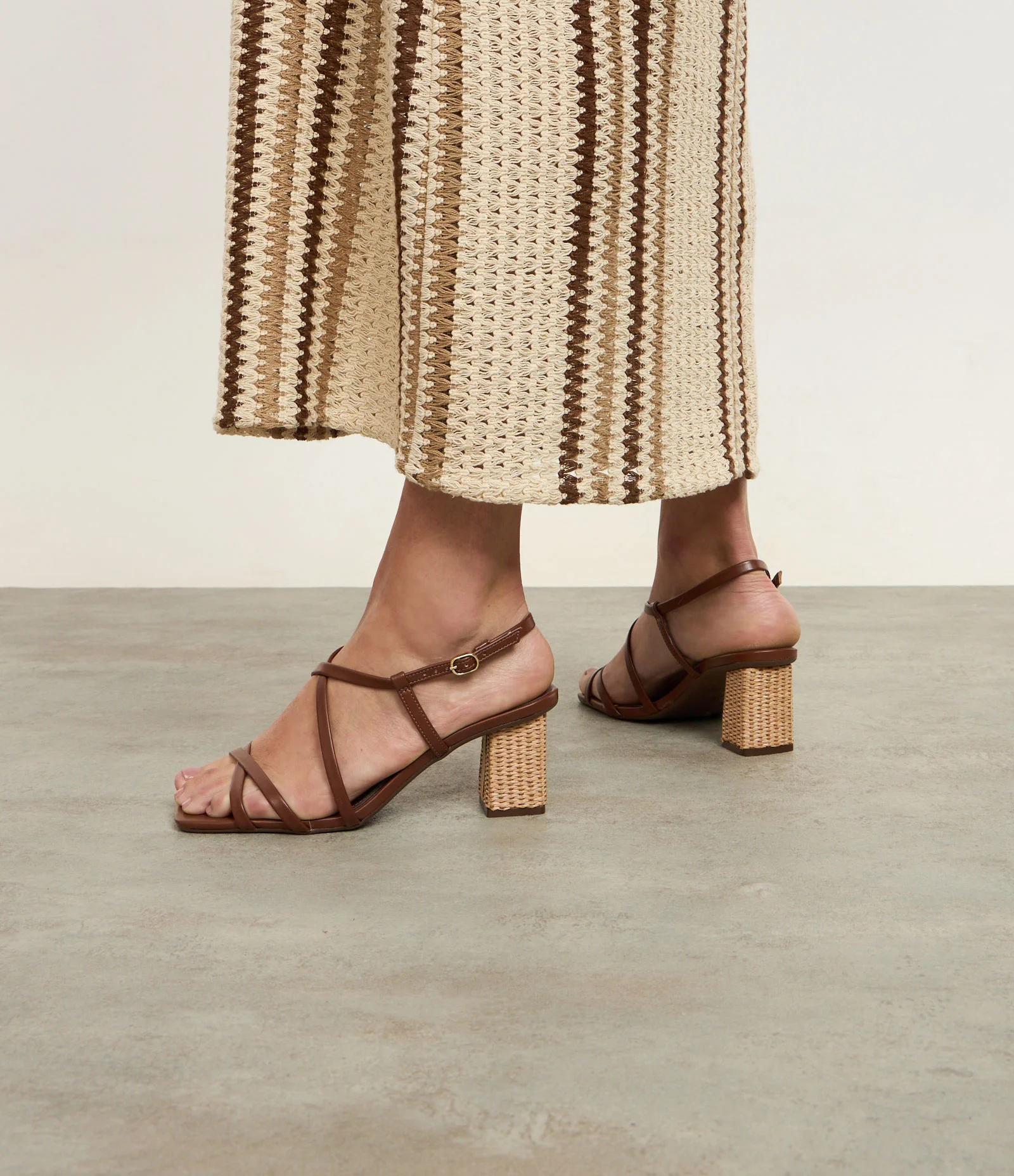 Sandália de Bico Redondo em PU com Tiras e Salto Alto Marrom 7