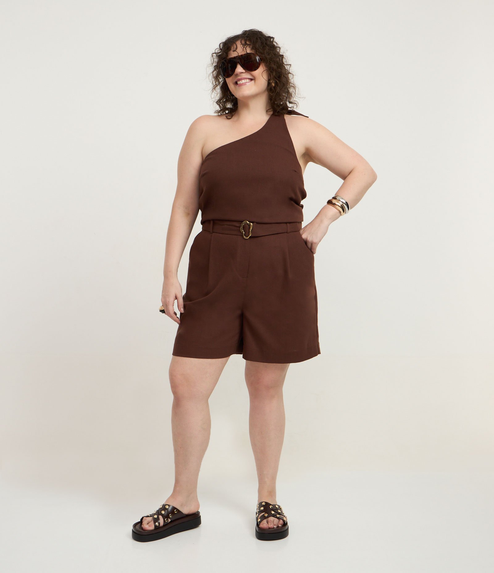 Blusa Ombro Único em Viscolinho com Nó na Alça Curve & Plus Size Marrom 2