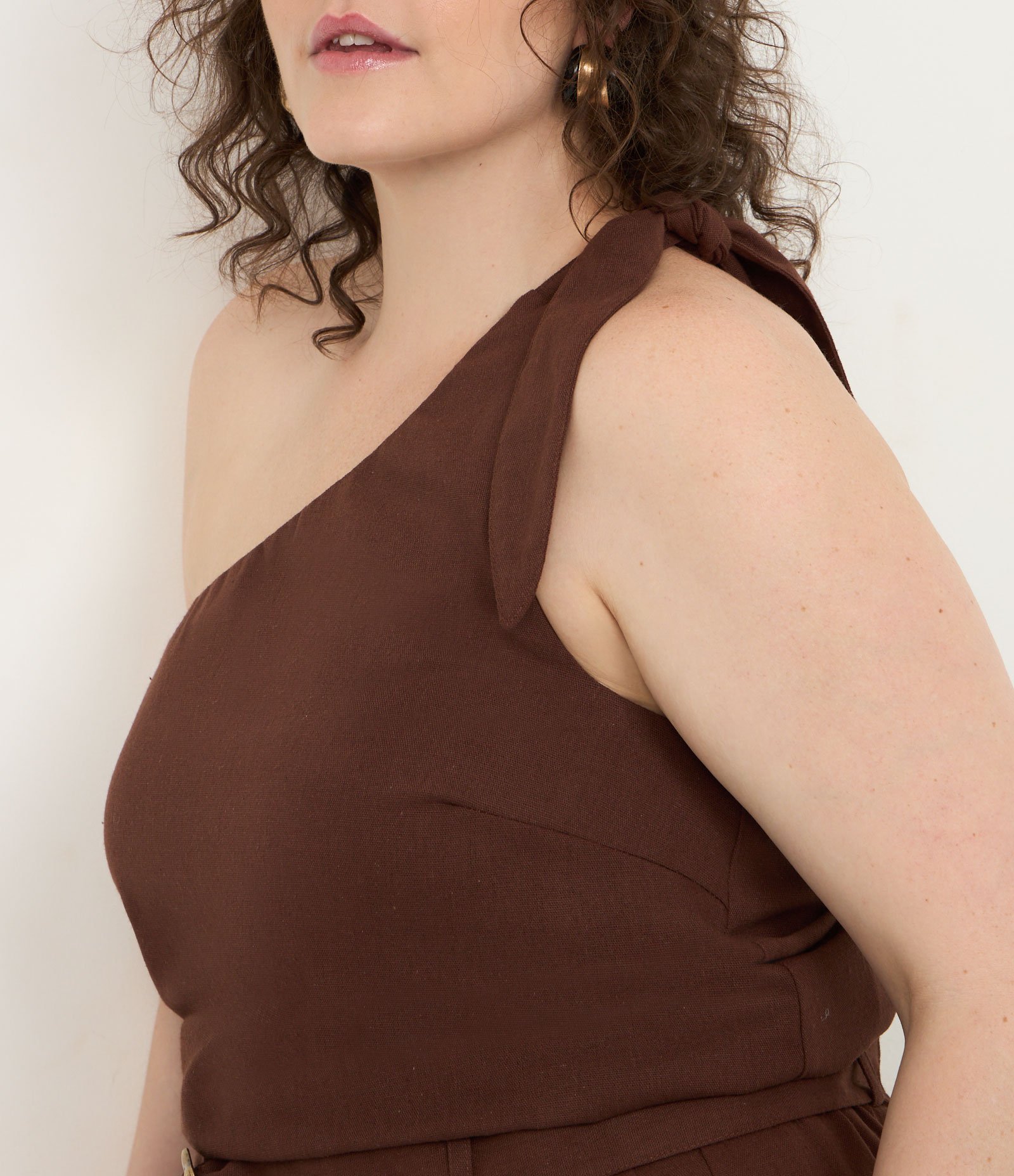 Blusa Ombro Único em Viscolinho com Nó na Alça Curve & Plus Size Marrom 3