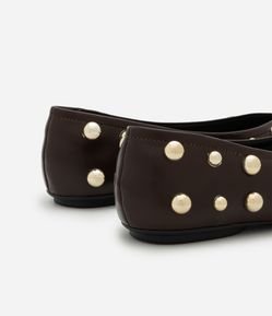 Sapatilha em PU Bico Redondo com Big Esferas de Metal