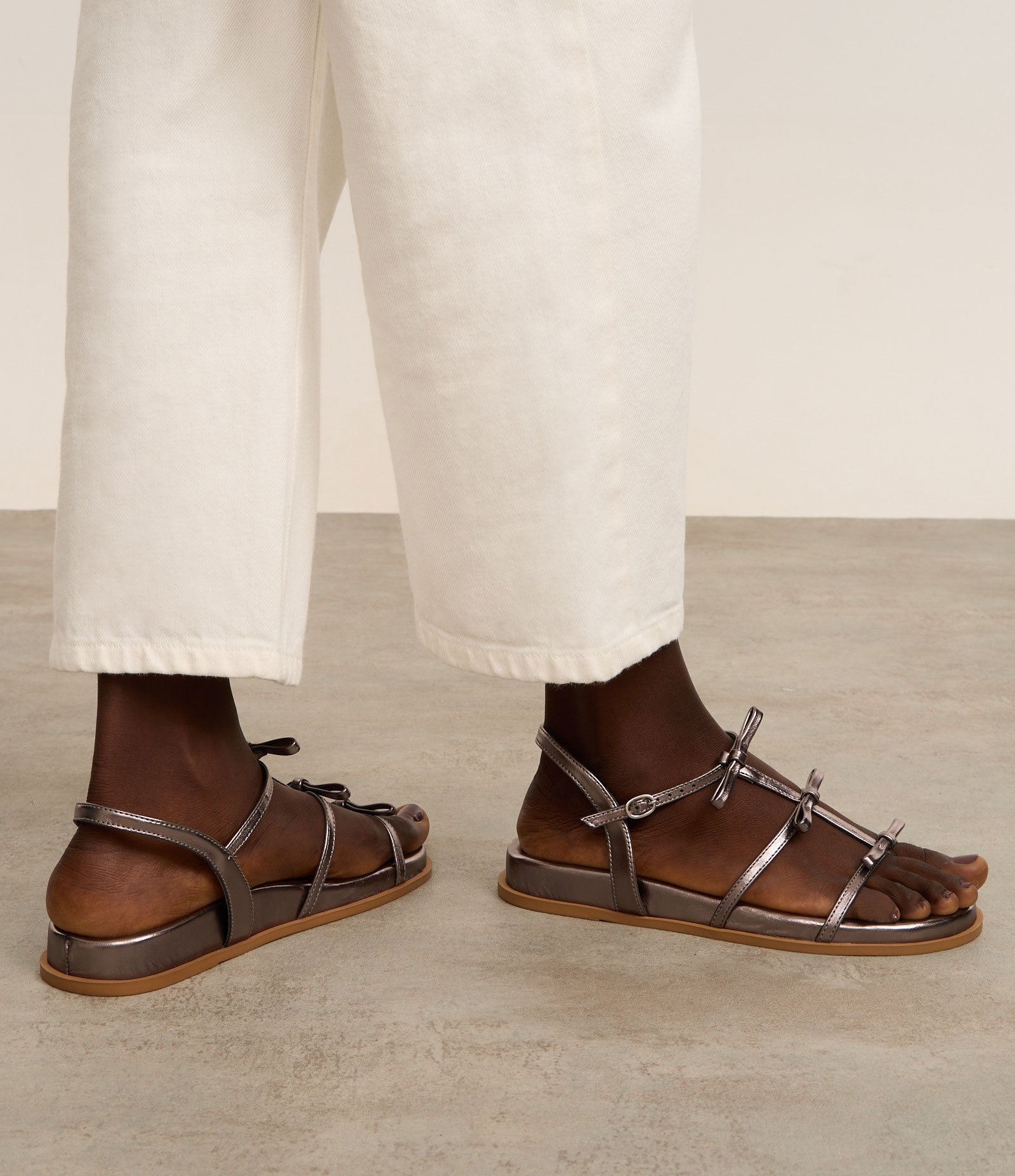 Sandália Rasteira com Tiras Finas com Lacinhos Aplicados Prata 8