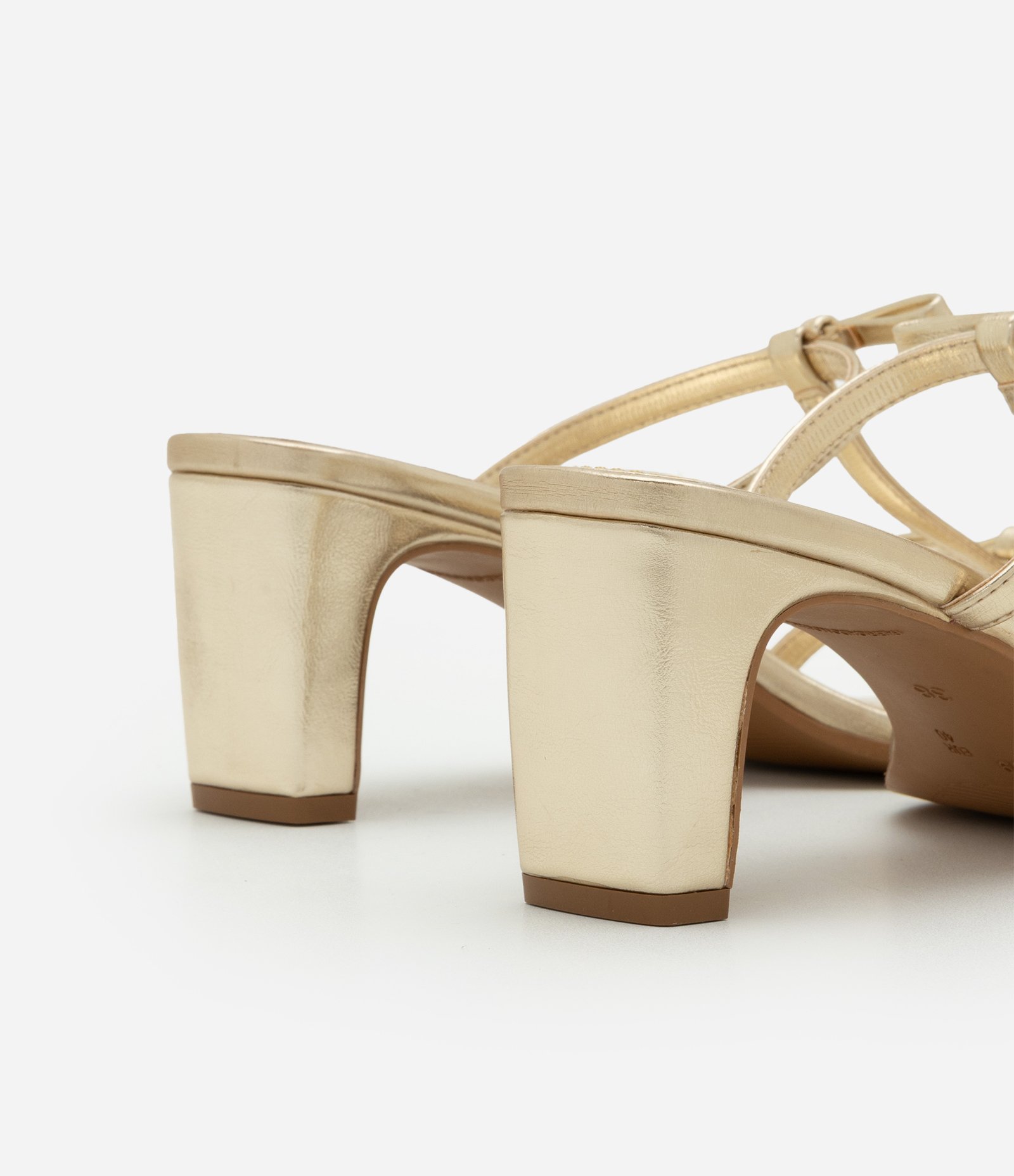 Sandália Mule com Tiras Finas e Lacinhos Dourado 4