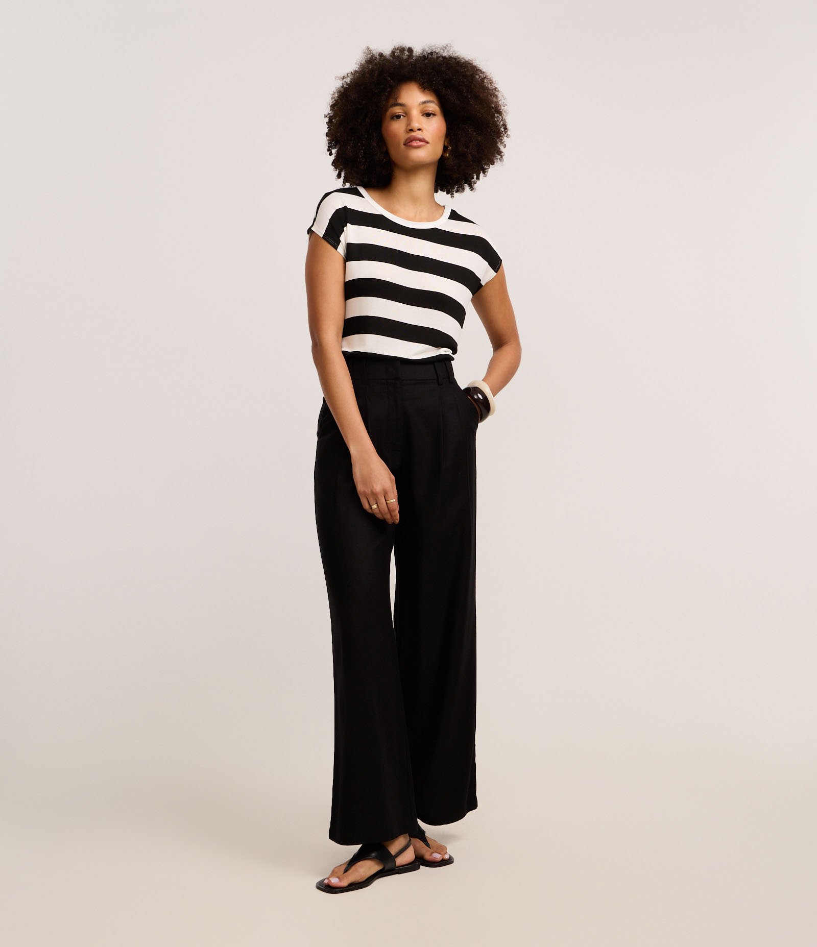 Blusa em Viscose com Listras Horizontais Largas Preto/Off White 2