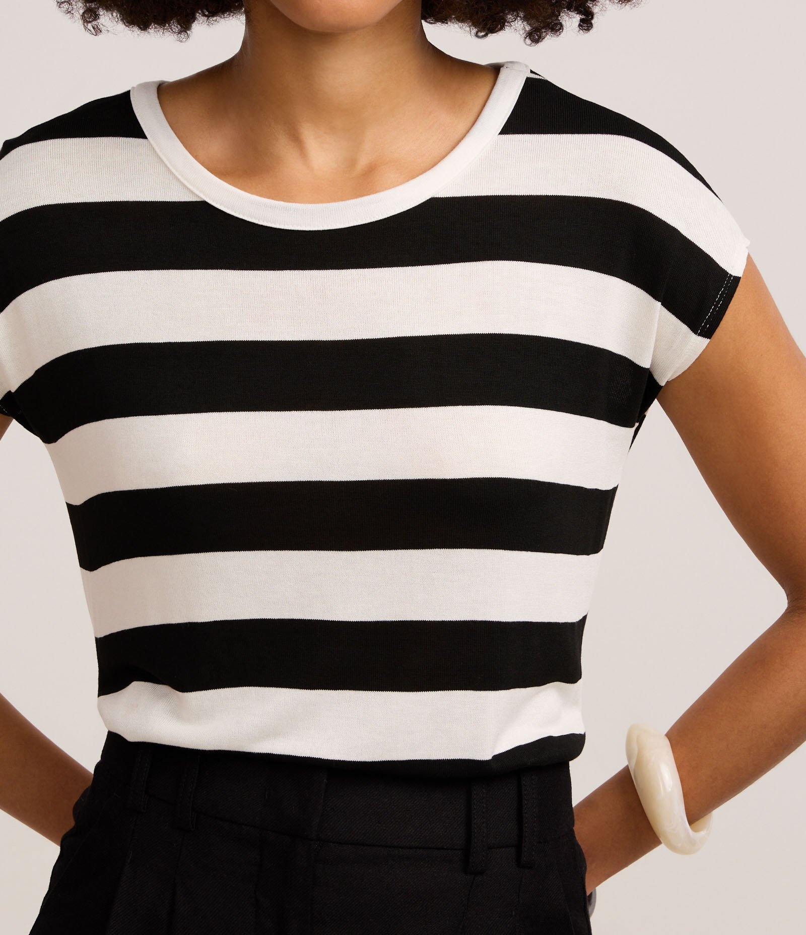 Blusa em Viscose com Listras Horizontais Largas Preto/Off White 4