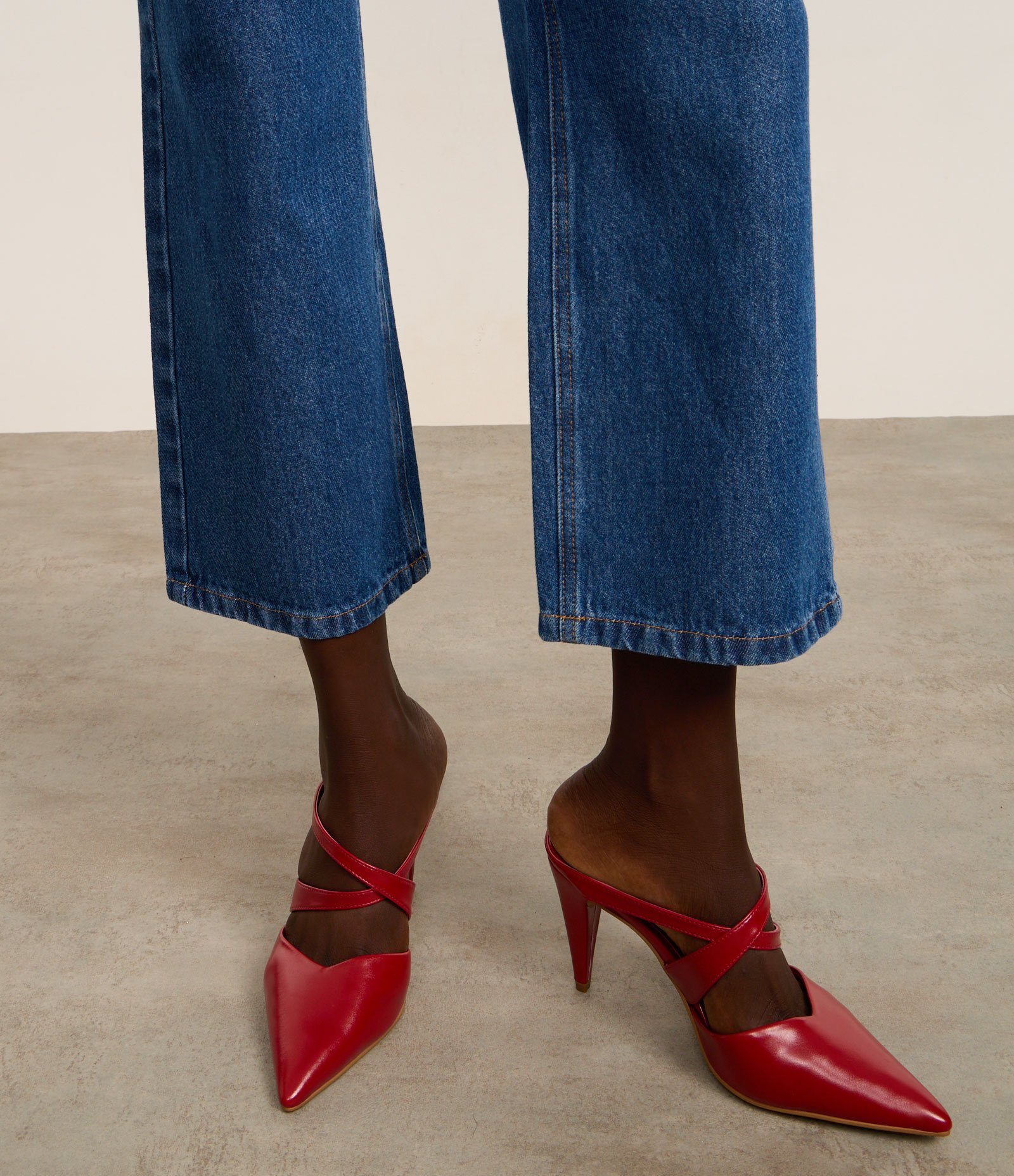 Sapato Mule com Tiras Cruzadas e Bico Fino Vermelho 2