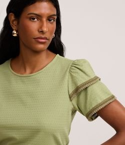Blusa em Algodão com Babado na Manga e Detalhe Efeito Crochê