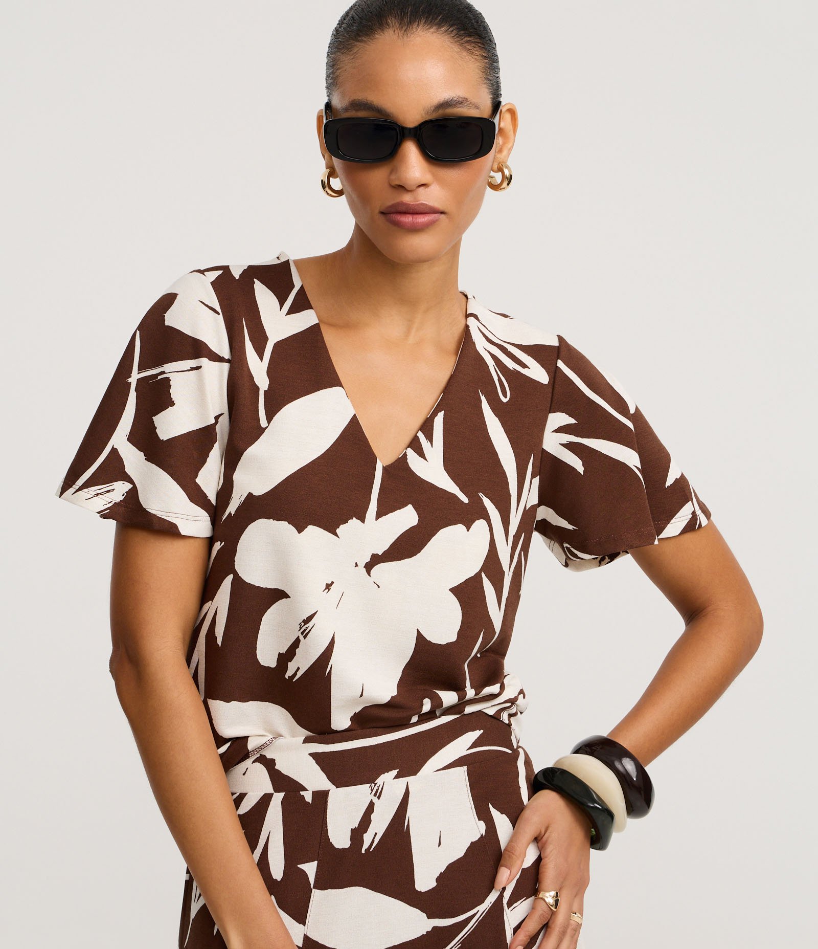 Blusa Alfaiatada em Viscose com Estampa Floral Marrom/Braco 1