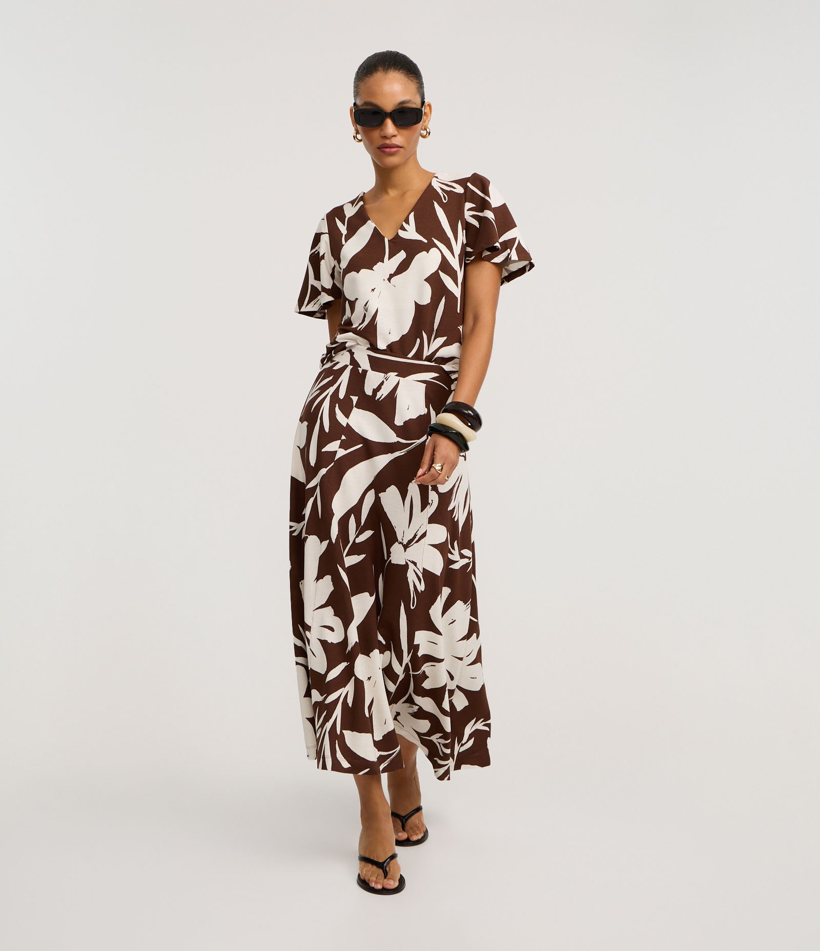 Blusa Alfaiatada em Viscose com Estampa Floral Marrom/Braco 2