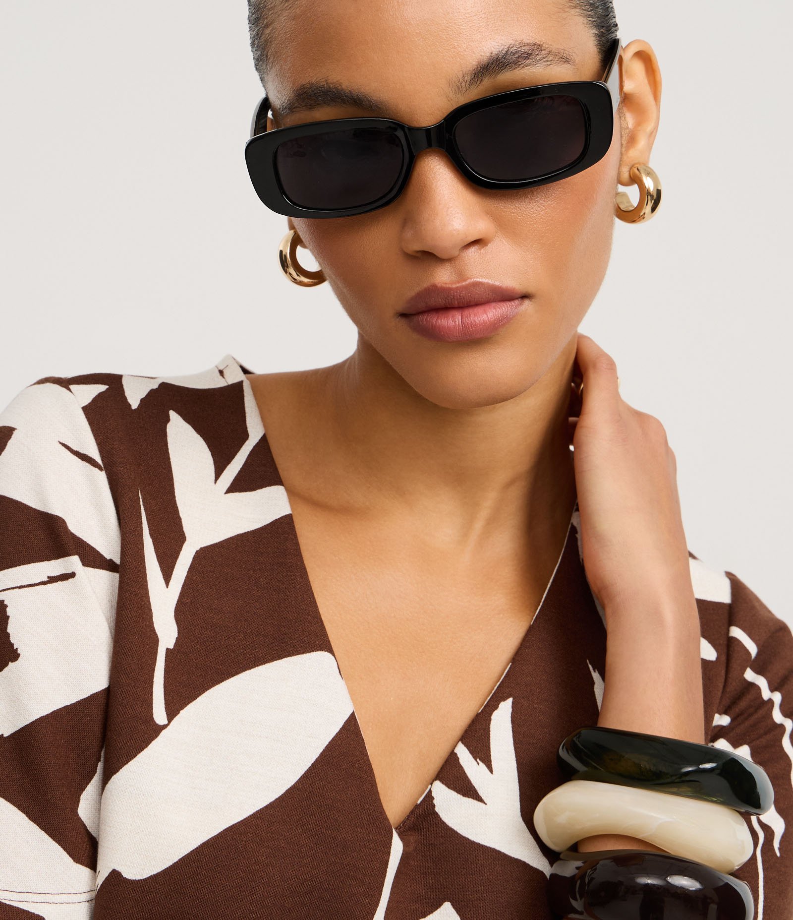 Blusa Alfaiatada em Viscose com Estampa Floral Marrom/Braco 3