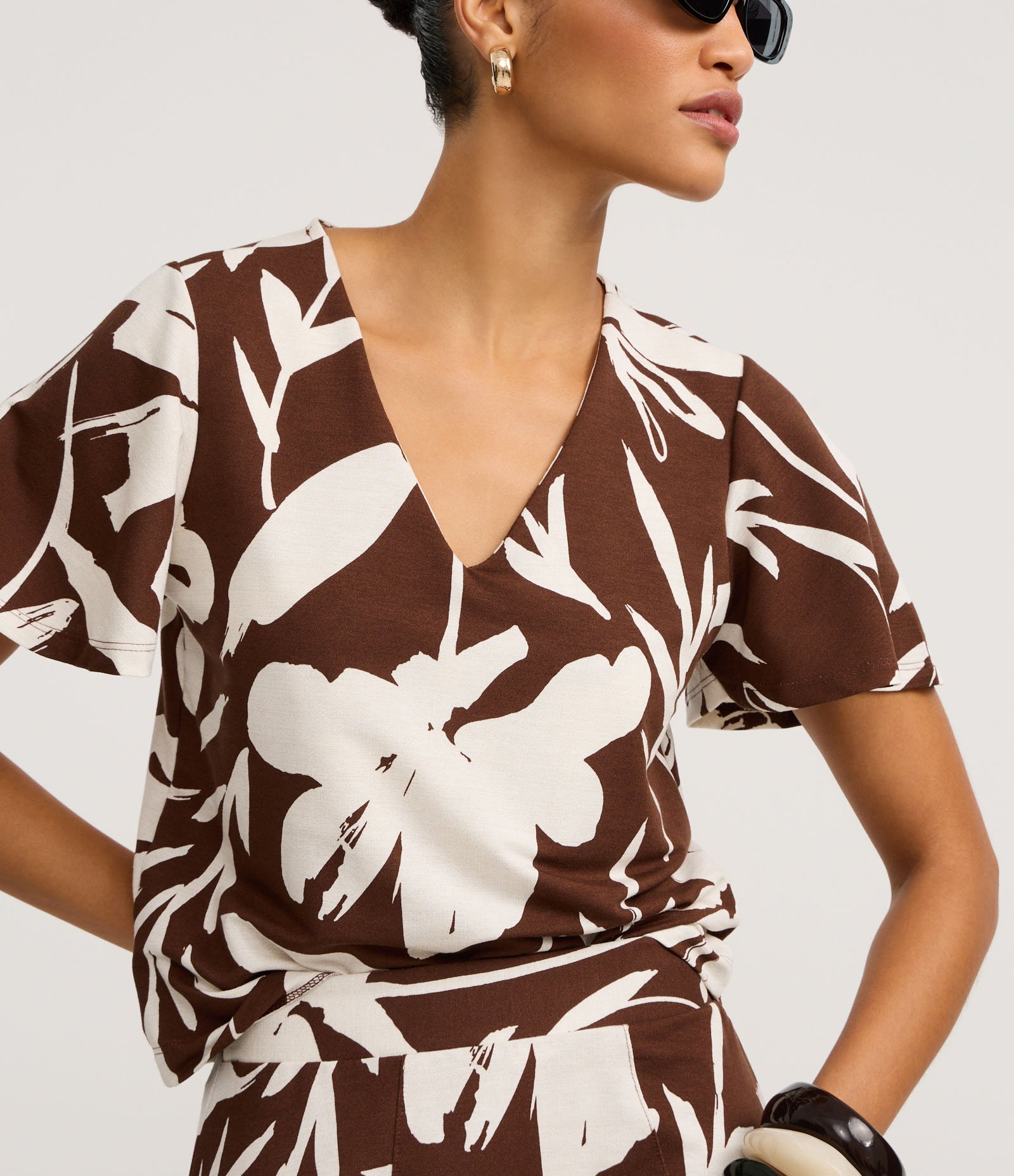 Blusa Alfaiatada em Viscose com Estampa Floral Marrom/Braco 4