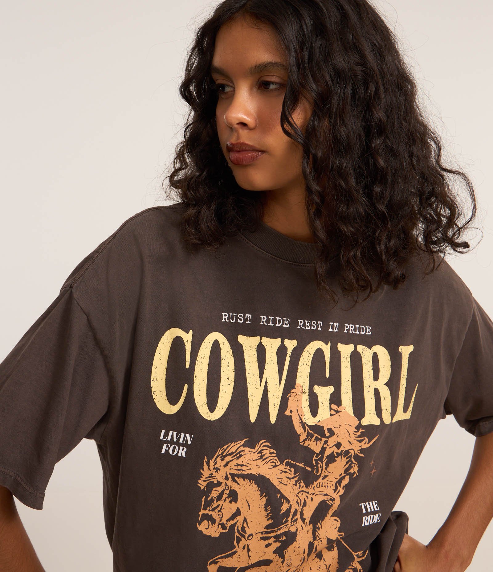 Camiseta T-shirt em Algodão Estonado e Estampa CowGirl Marrom 1