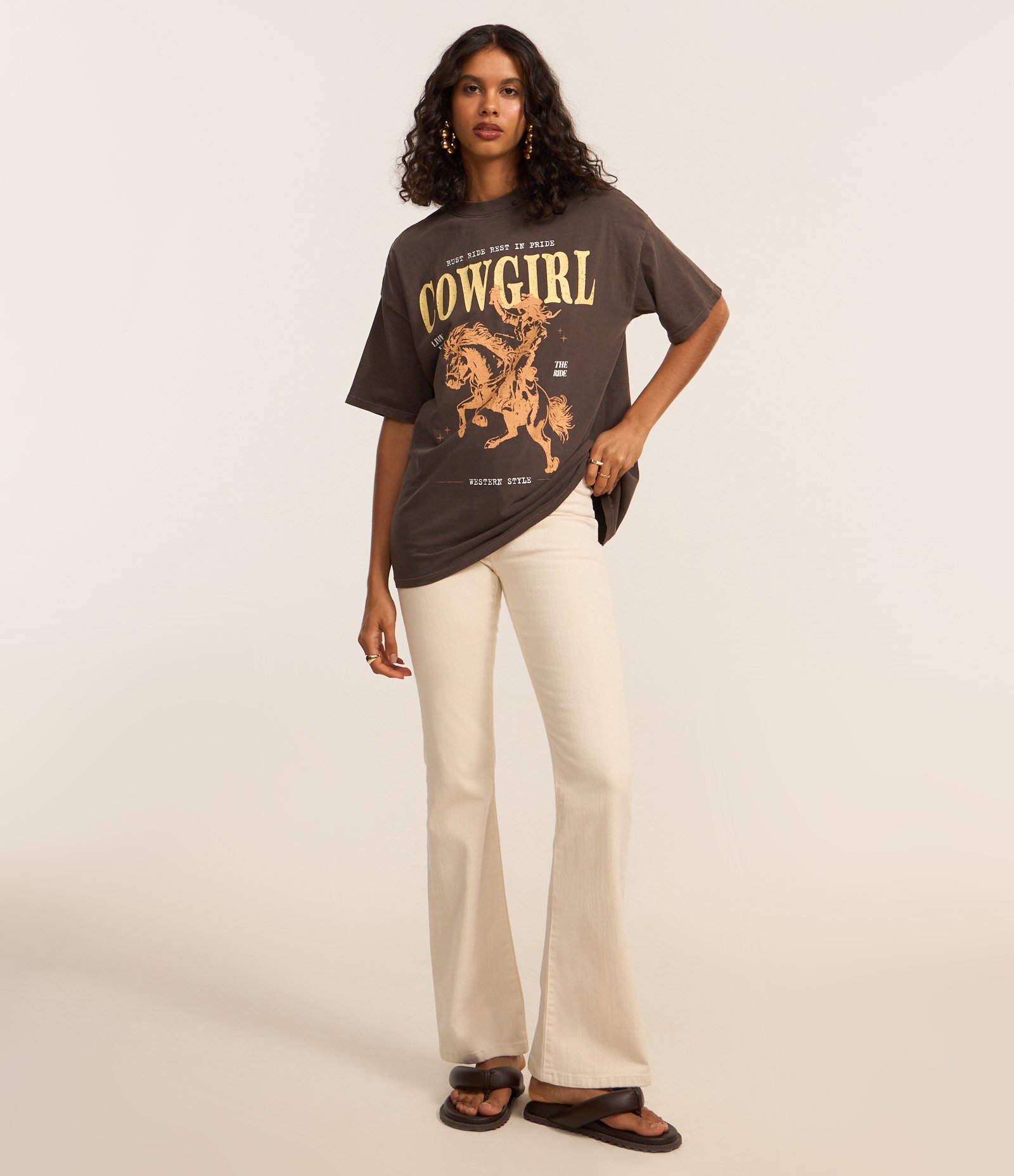 Camiseta T-shirt em Algodão Estonado e Estampa CowGirl Marrom 2