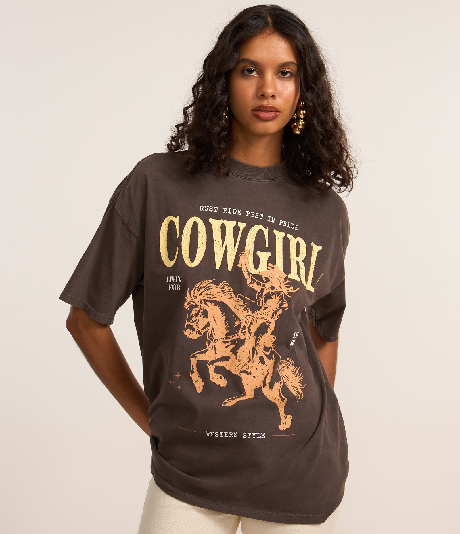 Camiseta T-shirt em Algodão Estonado e Estampa CowGirl Marrom 3