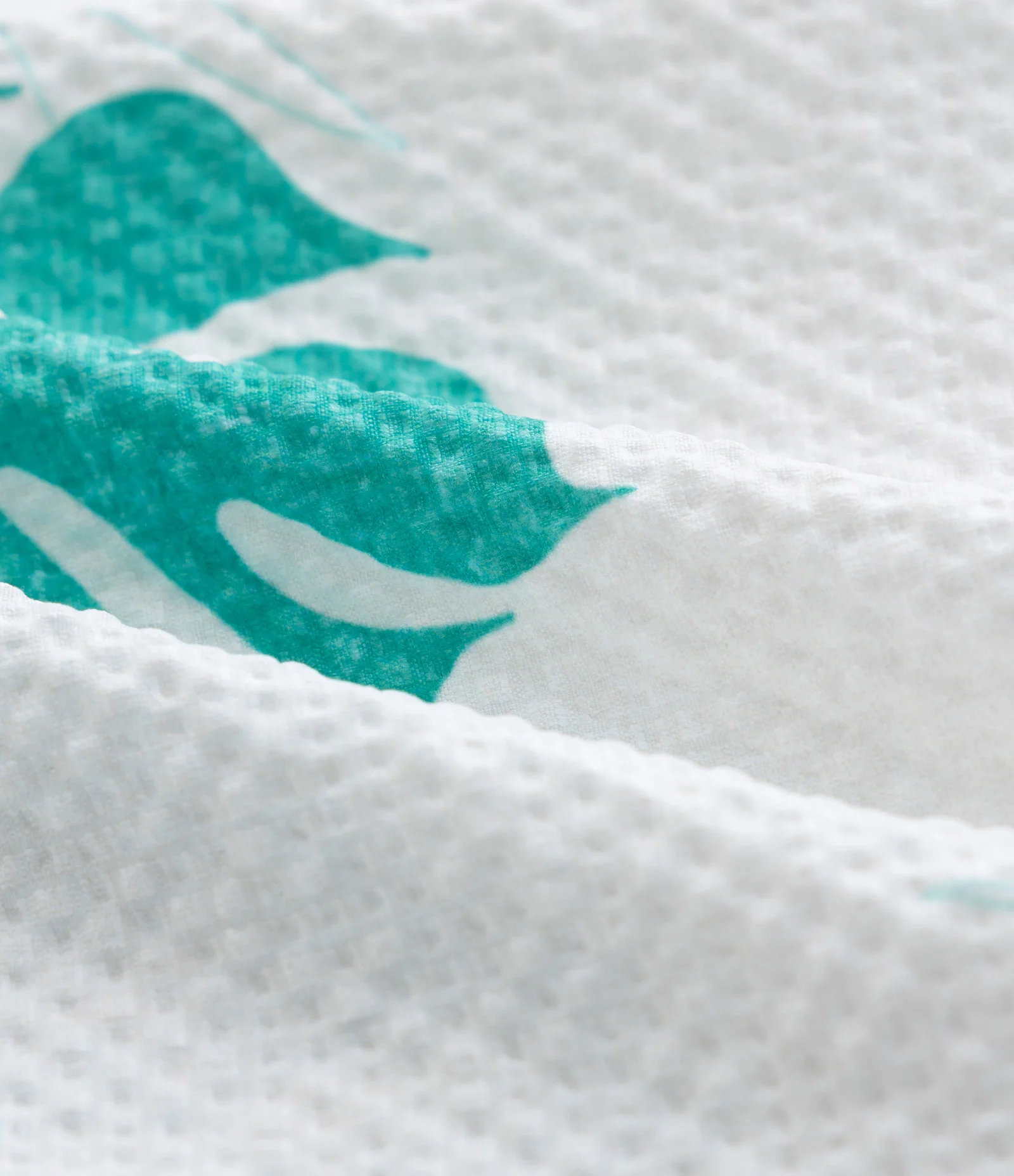 Bermuda Infantil de Banho em Anarruga com Estampa de Folhagens - Tam 5 a 14 Anos Branco 3