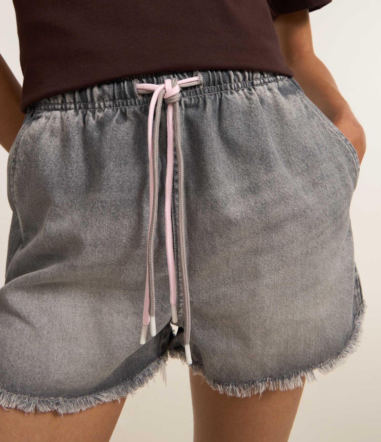 Short Runner em Jeans com Amarração e Barra Cortada Cinza 4