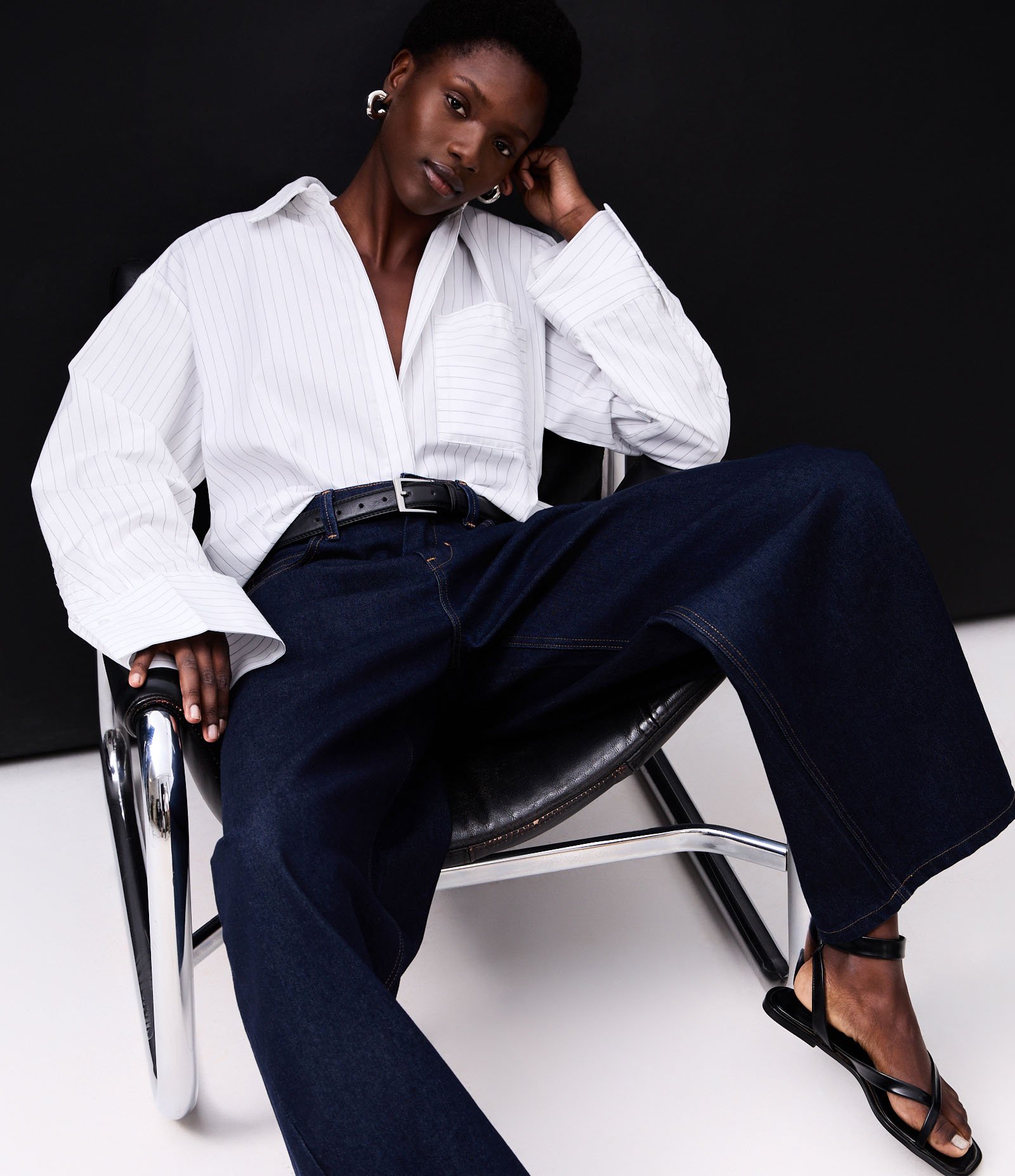 Calça Barrel Maxi Oversized Alfaiatada Cintura Baixa em Jeans com Pesponto Contrastante Escuro 9