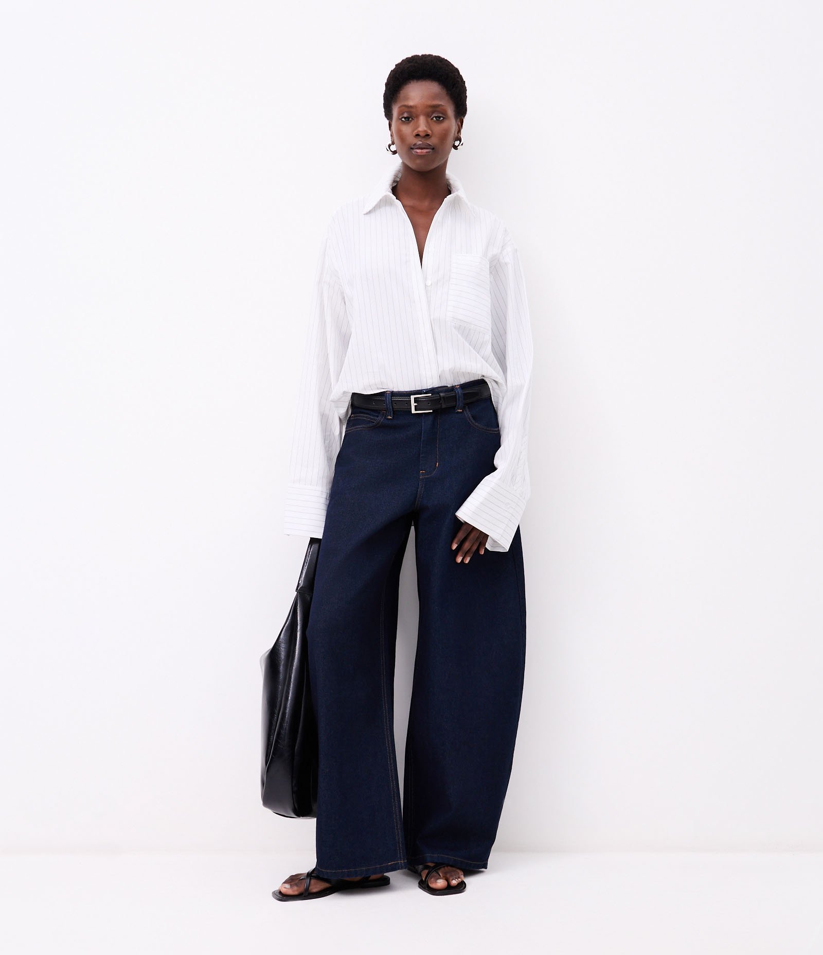 Calça Barrel Maxi Oversized Alfaiatada Cintura Baixa em Jeans com Pesponto Contrastante Escuro 2