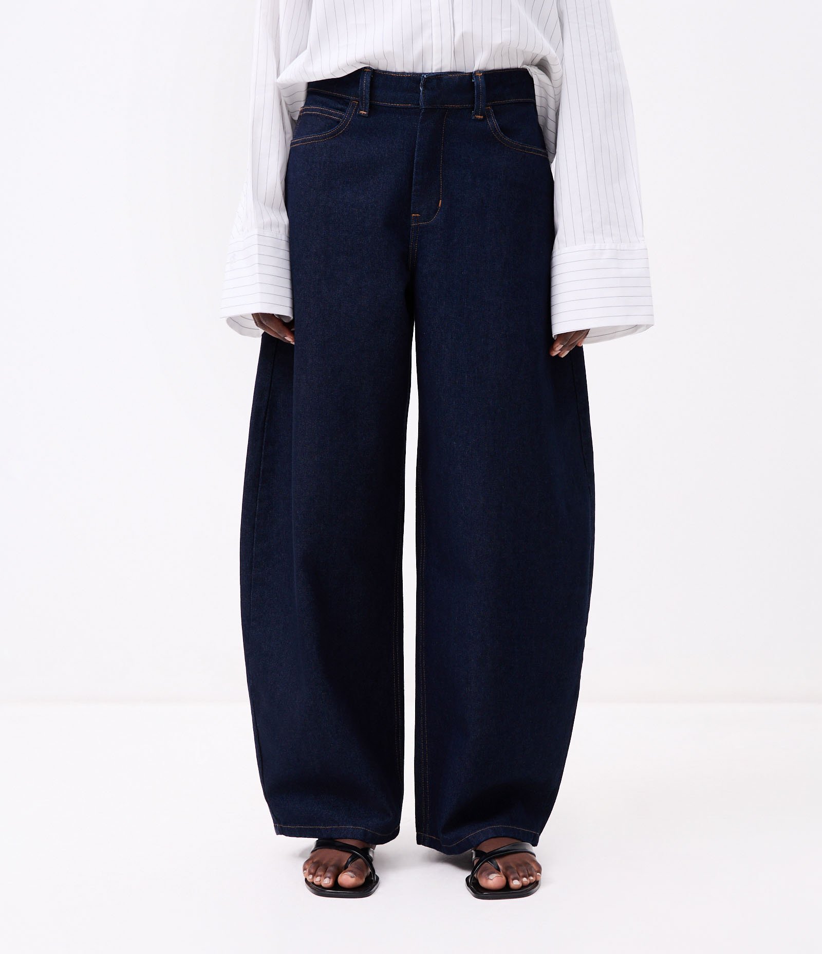 Calça Barrel Maxi Oversized Alfaiatada Cintura Baixa em Jeans com Pesponto Contrastante Escuro 4