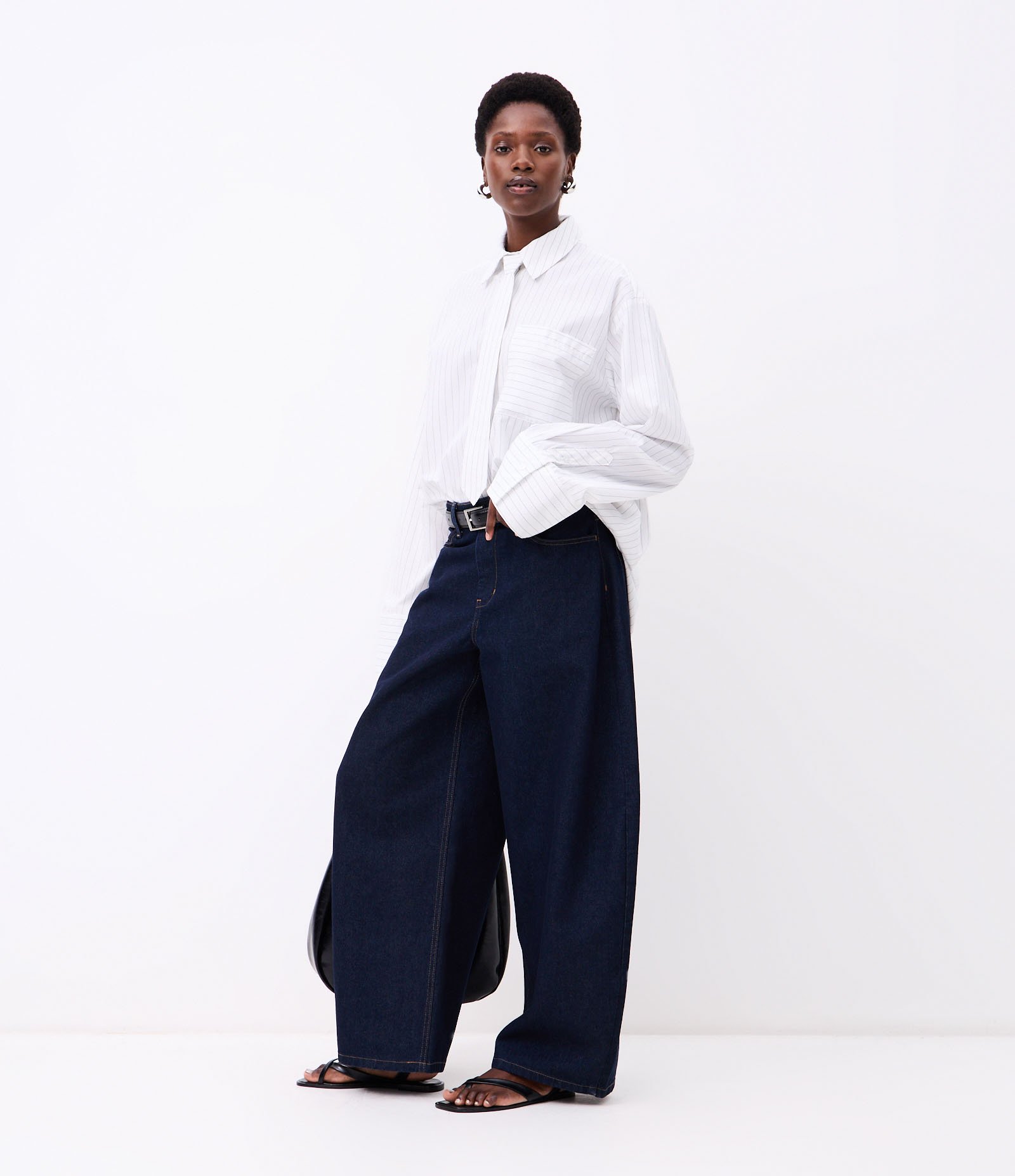 Calça Barrel Maxi Oversized Alfaiatada Cintura Baixa em Jeans com Pesponto Contrastante Escuro 5