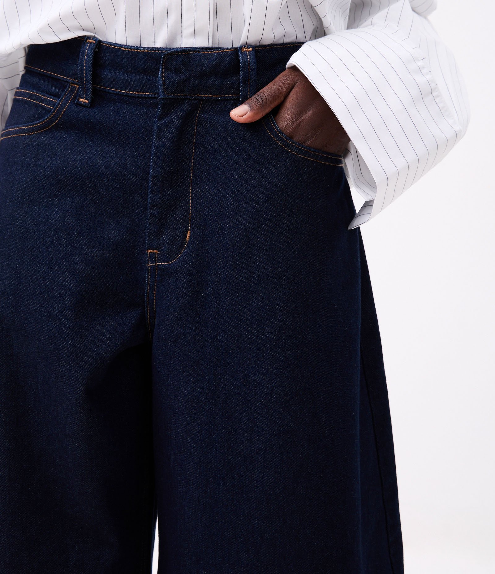 Calça Barrel Maxi Oversized Alfaiatada Cintura Baixa em Jeans com Pesponto Contrastante Escuro 6