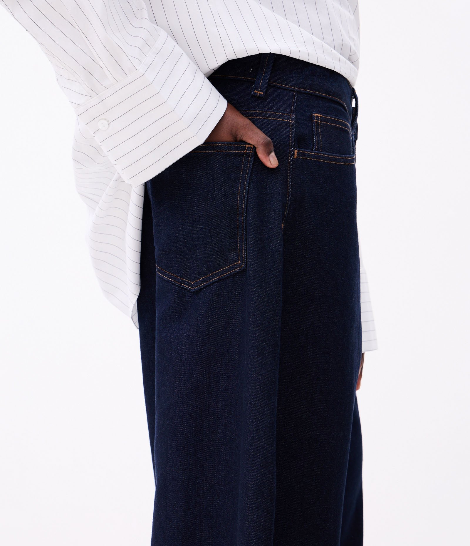 Calça Barrel Maxi Oversized Alfaiatada Cintura Baixa em Jeans com Pesponto Contrastante Escuro 7