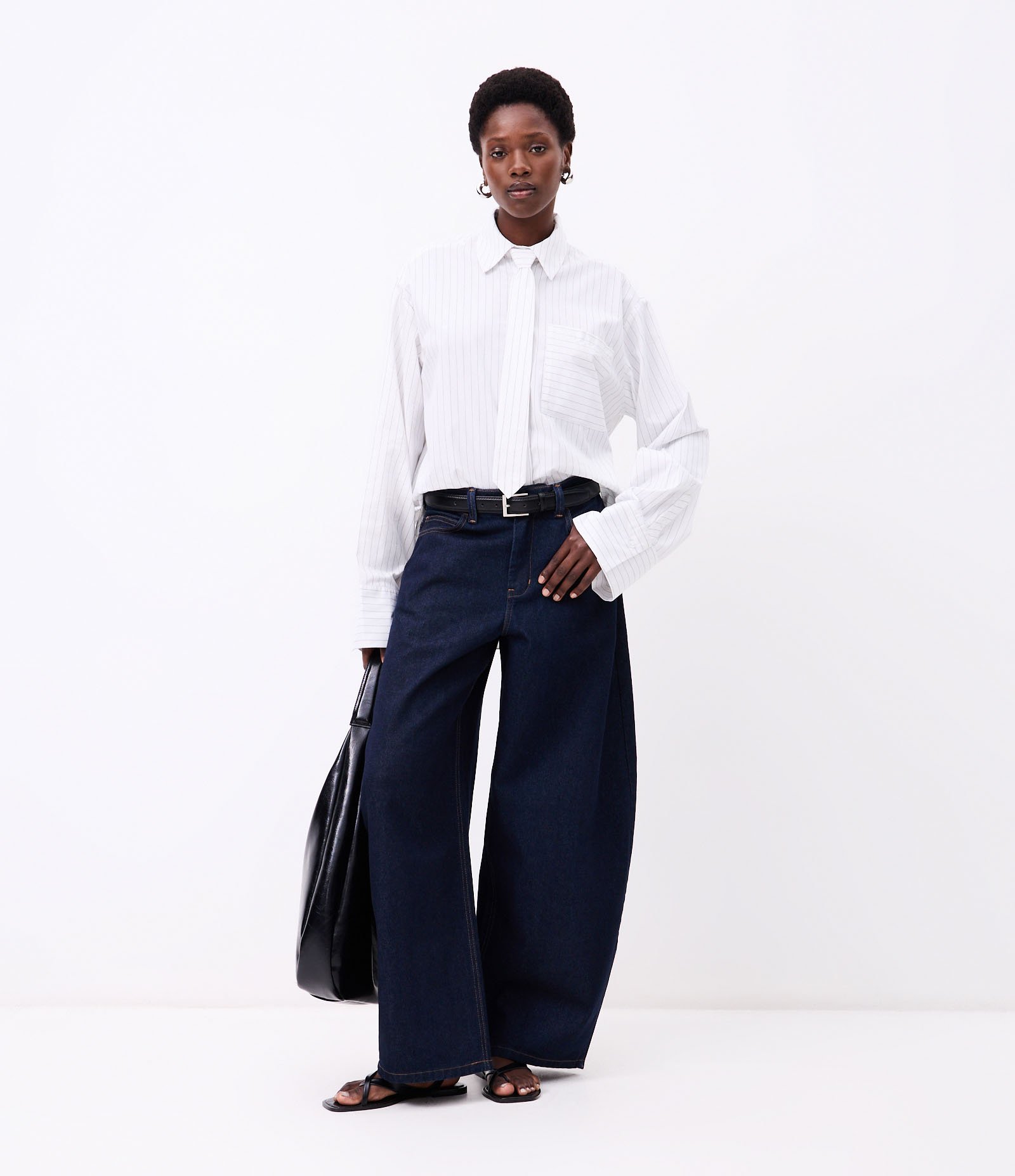 Calça Barrel Maxi Oversized Alfaiatada Cintura Baixa em Jeans com Pesponto Contrastante Escuro 8