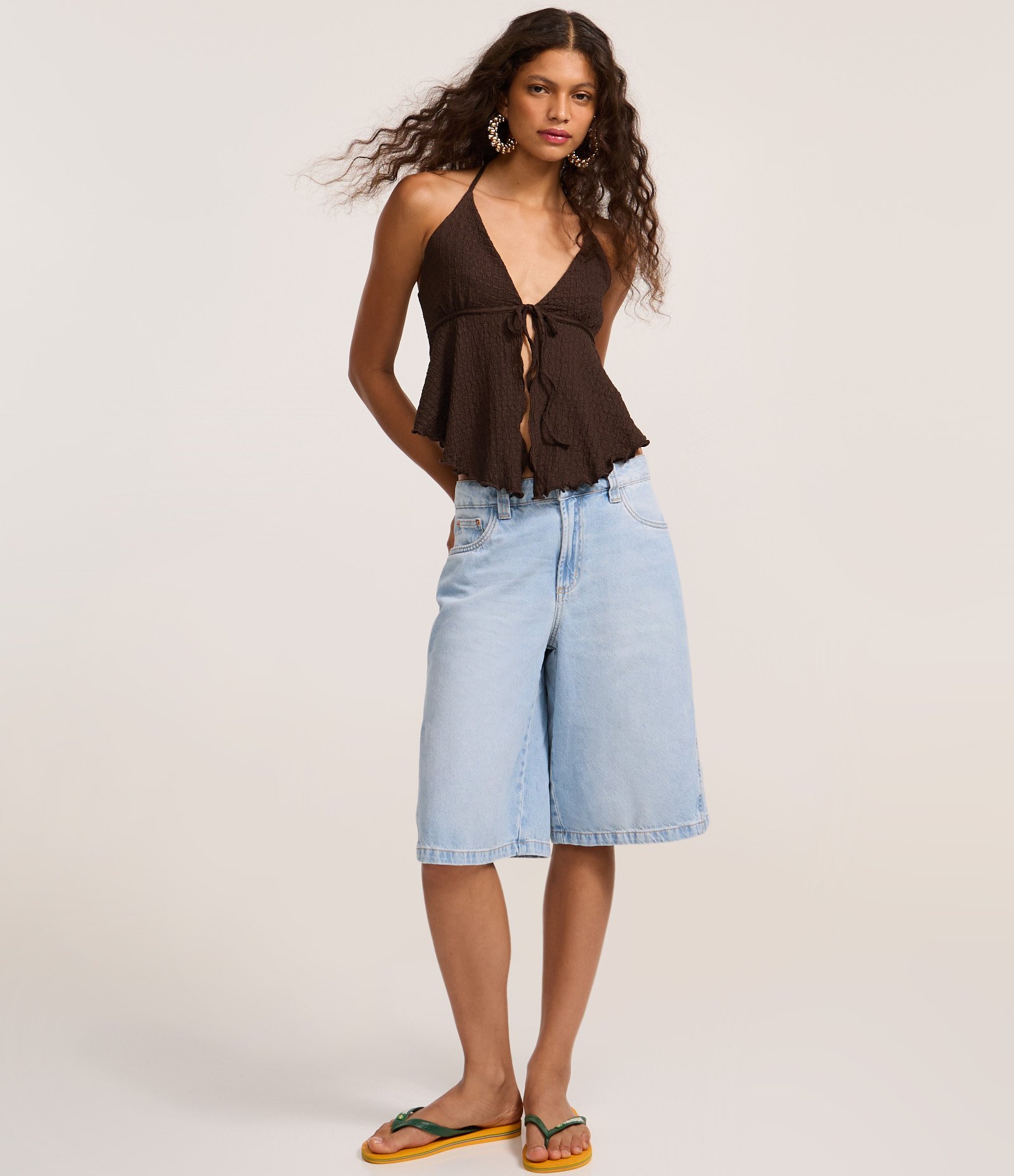 Blusa Frente Única Texturizada com Amarração e Barra Nuvem Marrom 2