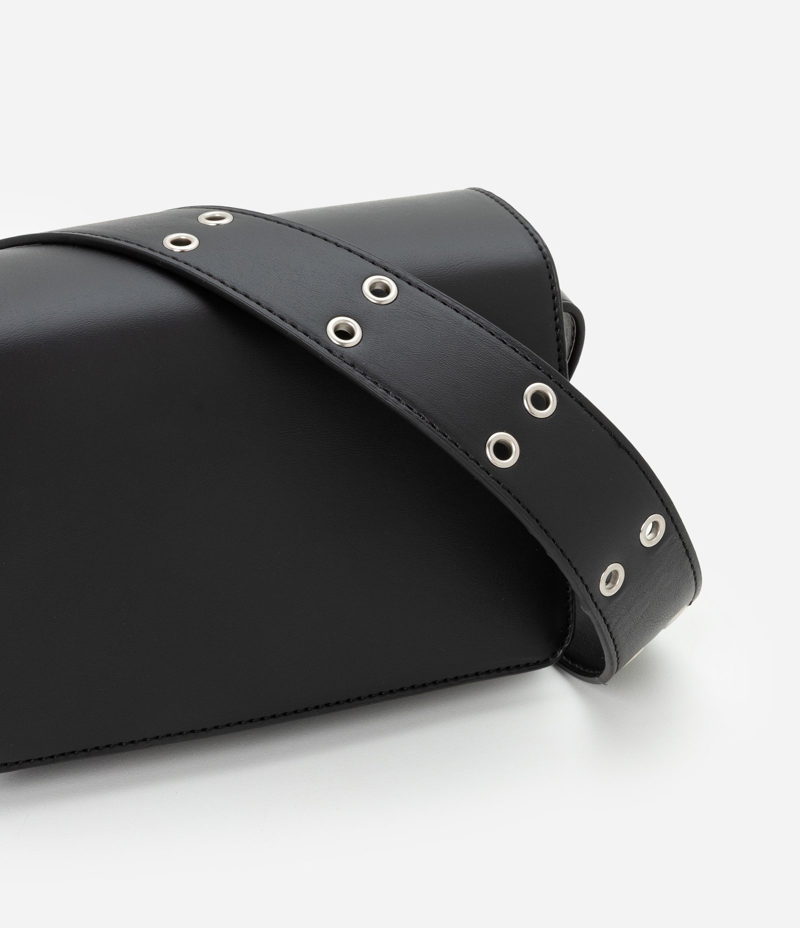 Bolsa Shoulder Bag Transversal em PU com Ilhoses Preto 5