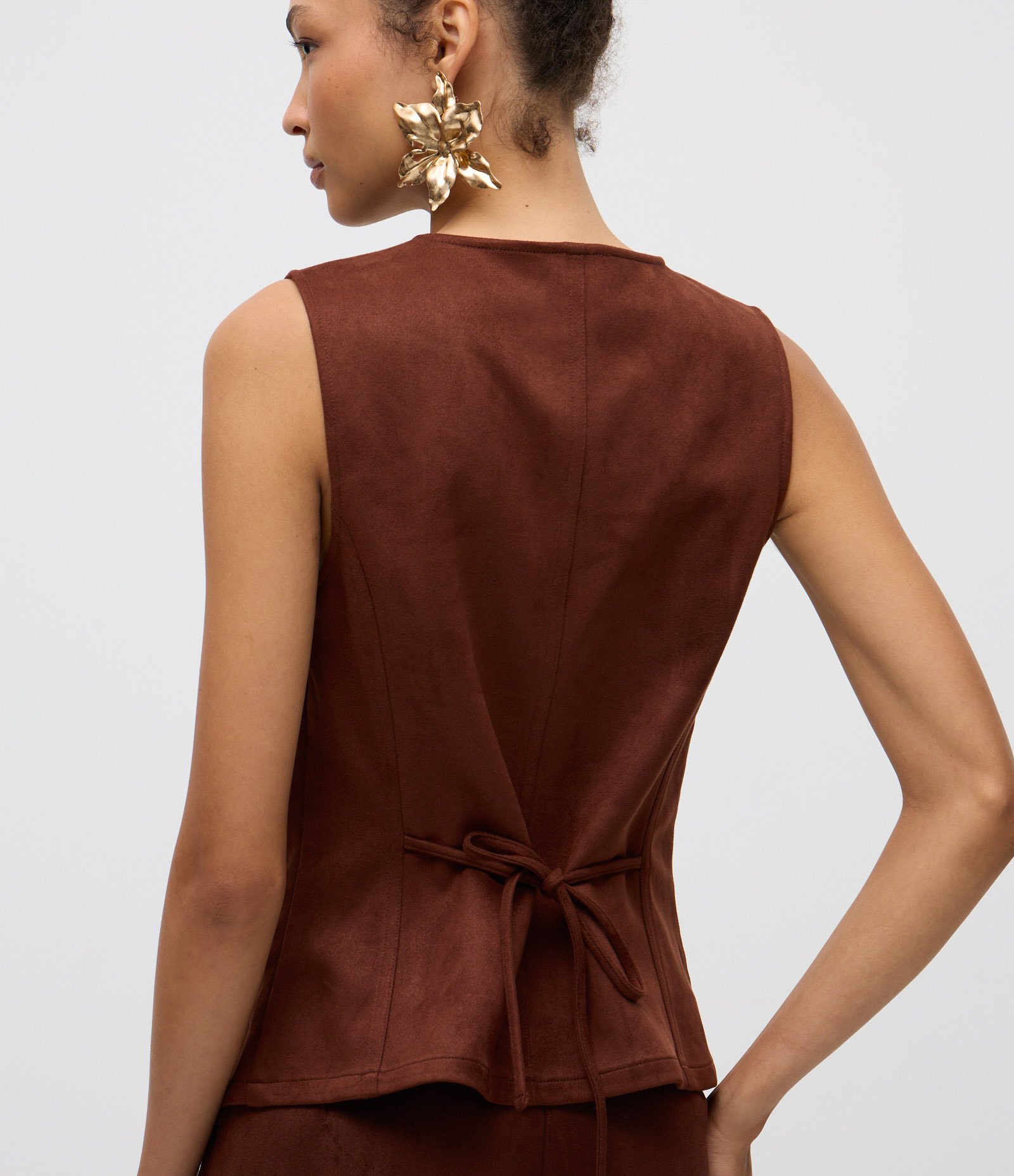 Colete Estruturado em Suede com Amarração nas Costas Marrom 4