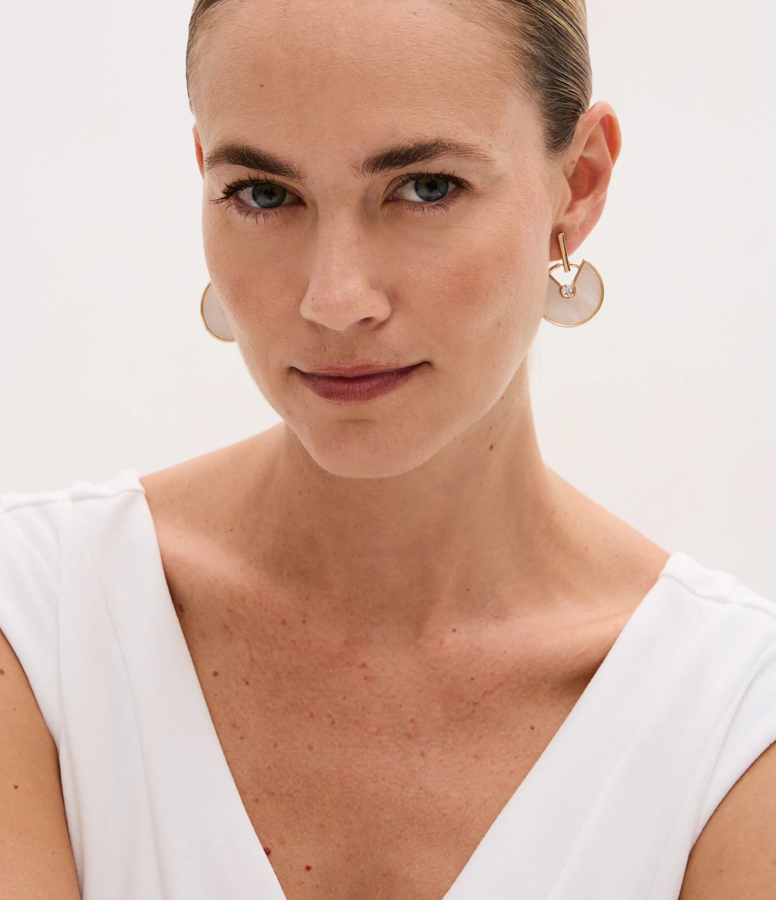 Brinco Madrepérola com Formato Arredondado e Strass Dourado 1