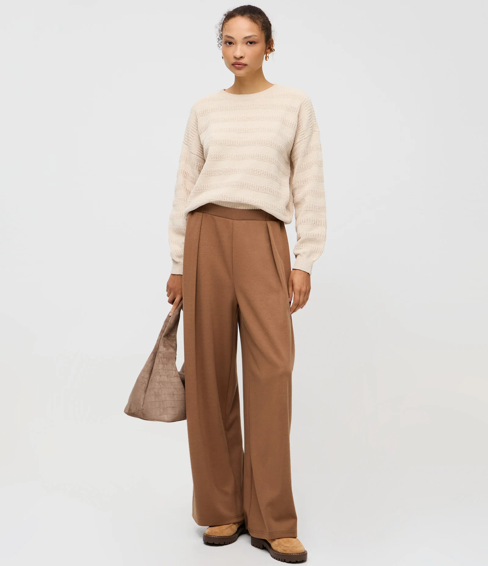 Blusa em Tricô Texturizado com Linhas Horizontais Bege 2