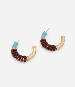 Brinco Meia Argola Metalizado com Detalhes Contrastantes