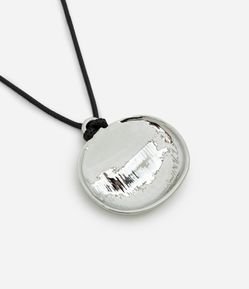 Colar Curto com Cordão e Pingente de Medalha