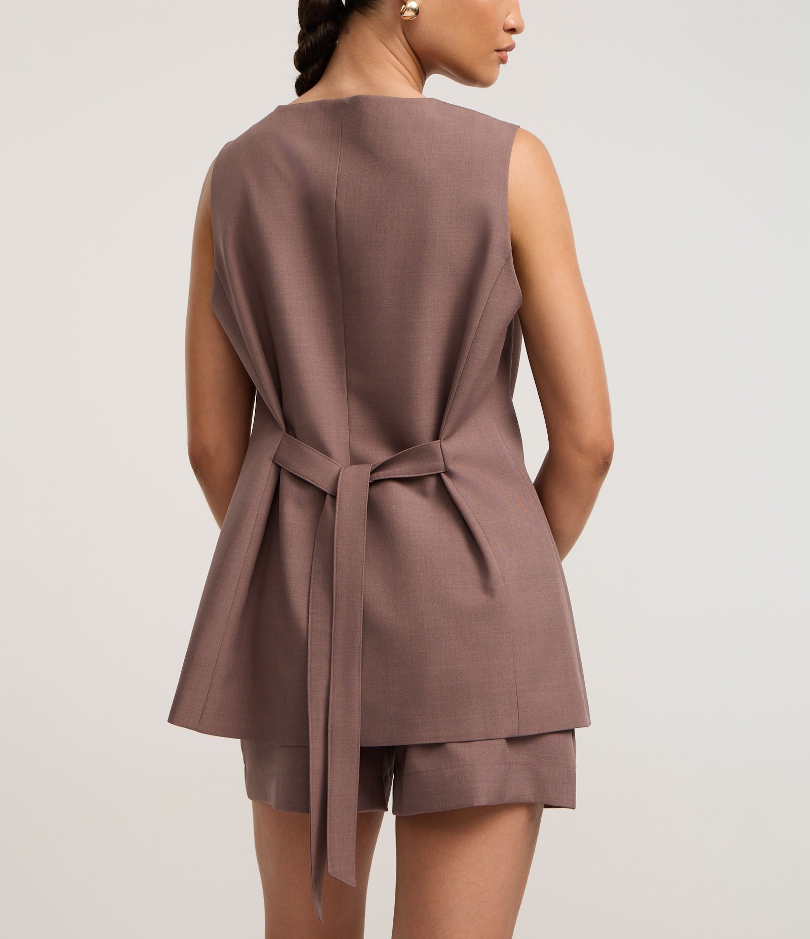 Colete Alongado Alfaiatado com Decote V e Botões Marrom 4