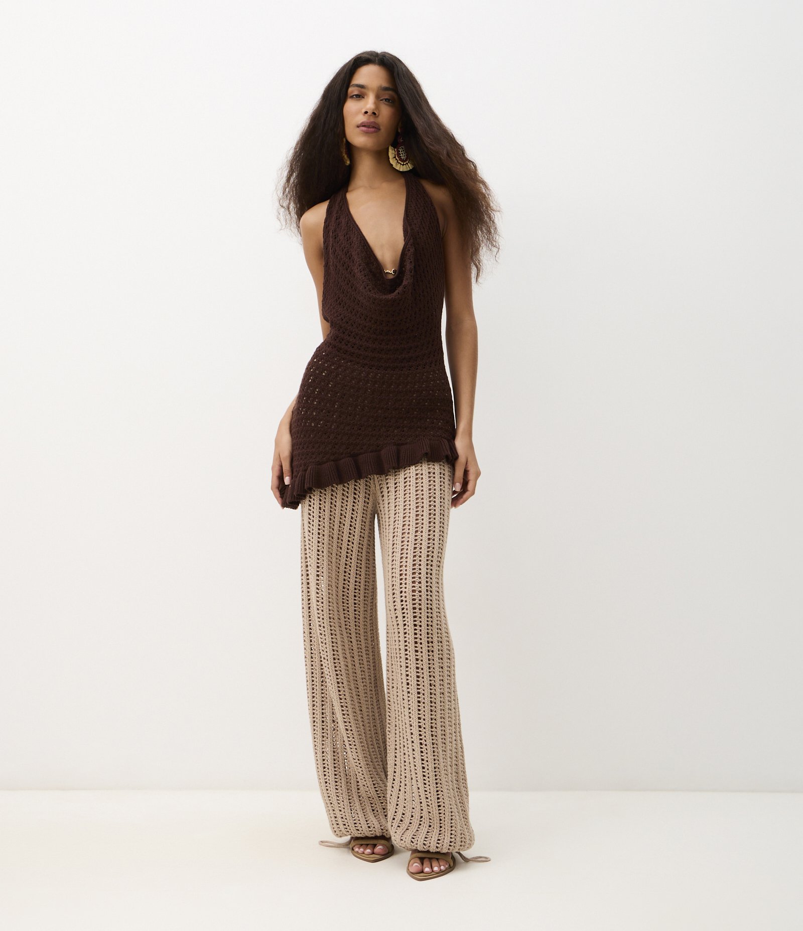 Saída de Praia Vestido em Tricô com Decote Degagê Marrom 7