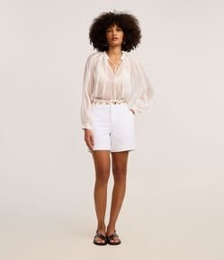 Short Mom Cintura Alta em Sarja com Bolsos