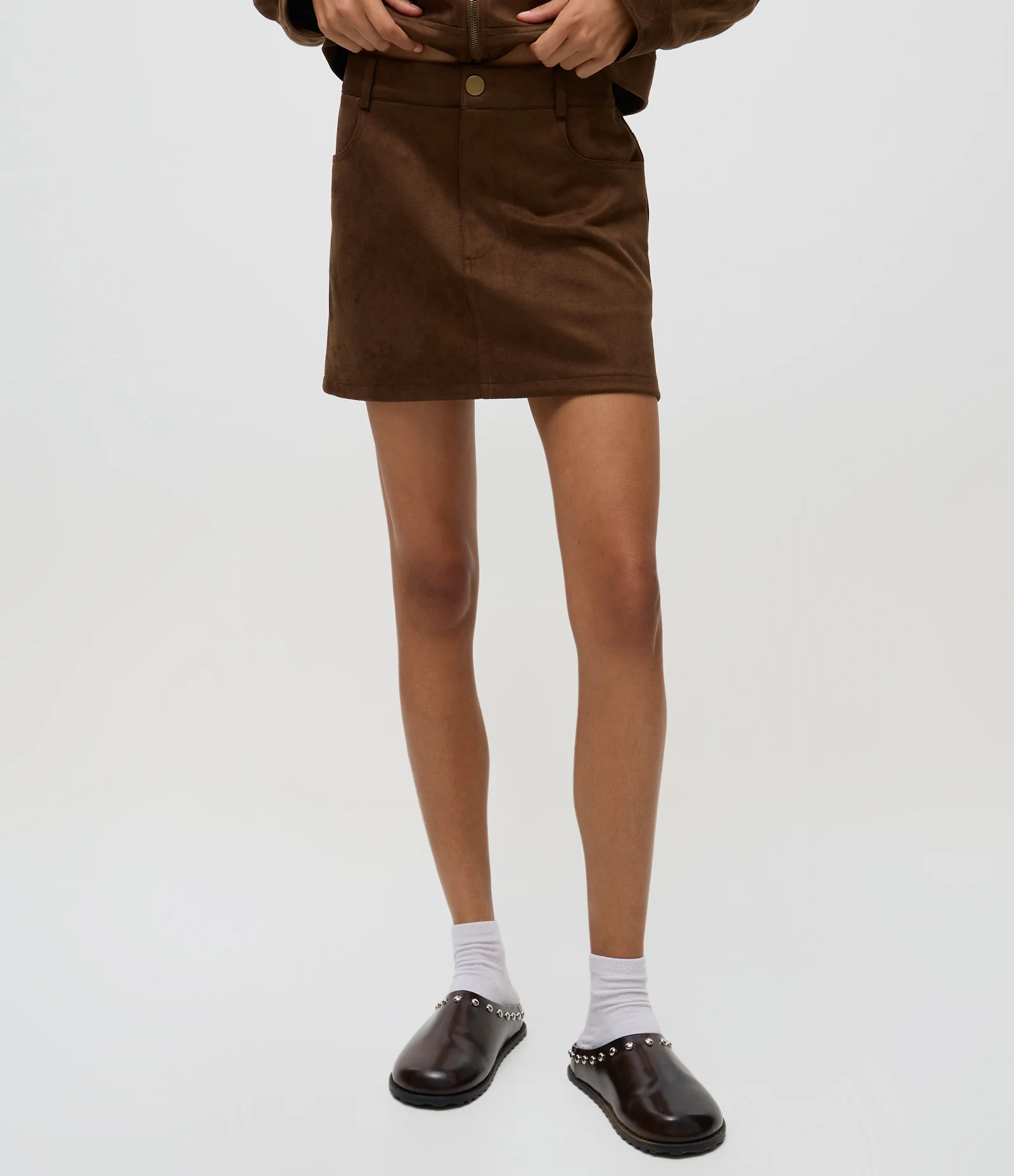 Saia Curta em Suede com Bolsos Marrom 2